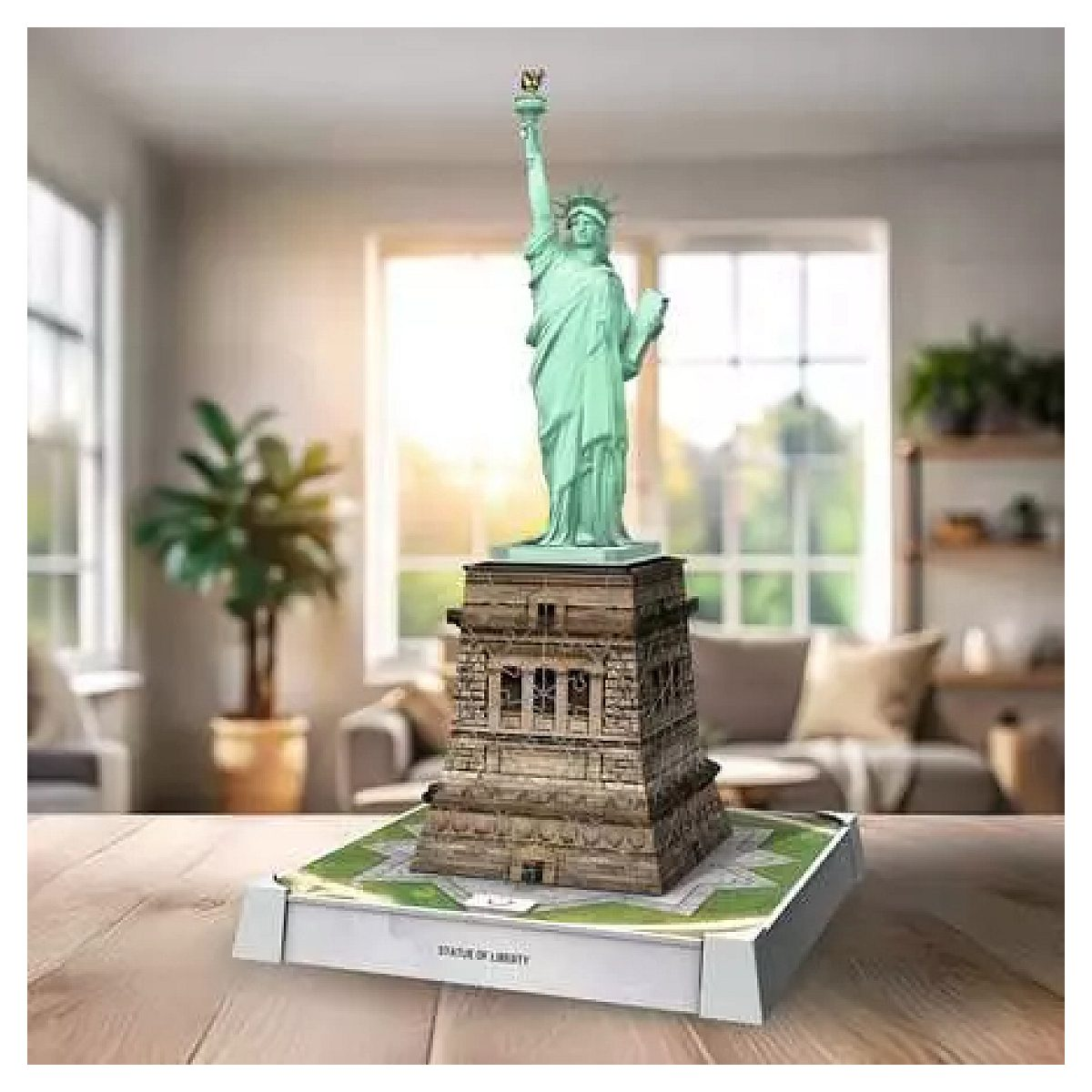 Modell der Freiheitsstatue auf einem Holztisch in einem hellen Wohnzimmer.