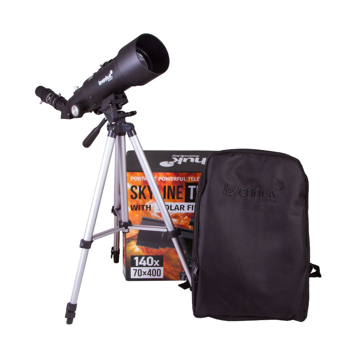 Un telescopio negro en trípode plateado con su caja de producto y mochila negra.