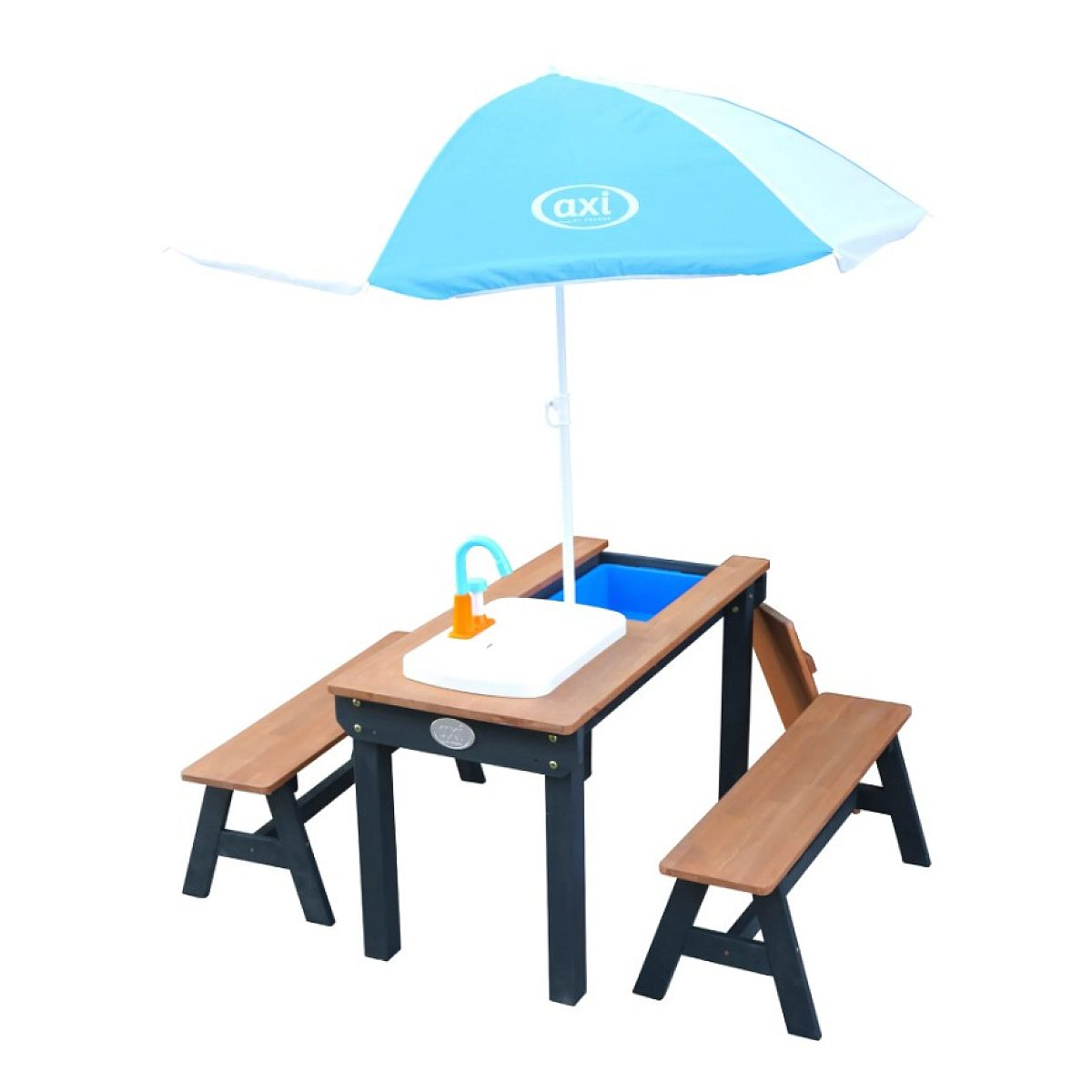 Ein hölzernes Kinderspiknicktisch mit zwei Bänken, einem blauen Waschbecken und einem blau-weißen Sonnenschirm.