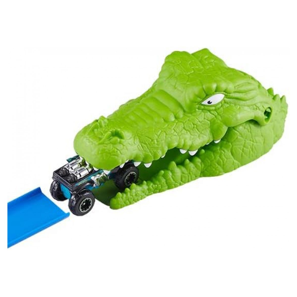 Una cabeza de cocodrilo de juguete verde muerde un pequeño auto de juguete azul en una pista azul.