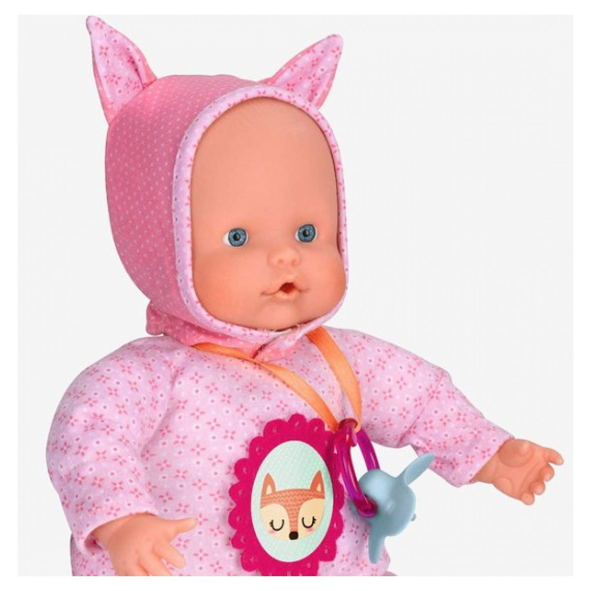 Eine Babypuppe mit rosa Kapuze mit Ohren, gemustertem Strampler, Fuchsmedaillon und blauem Schnuller.