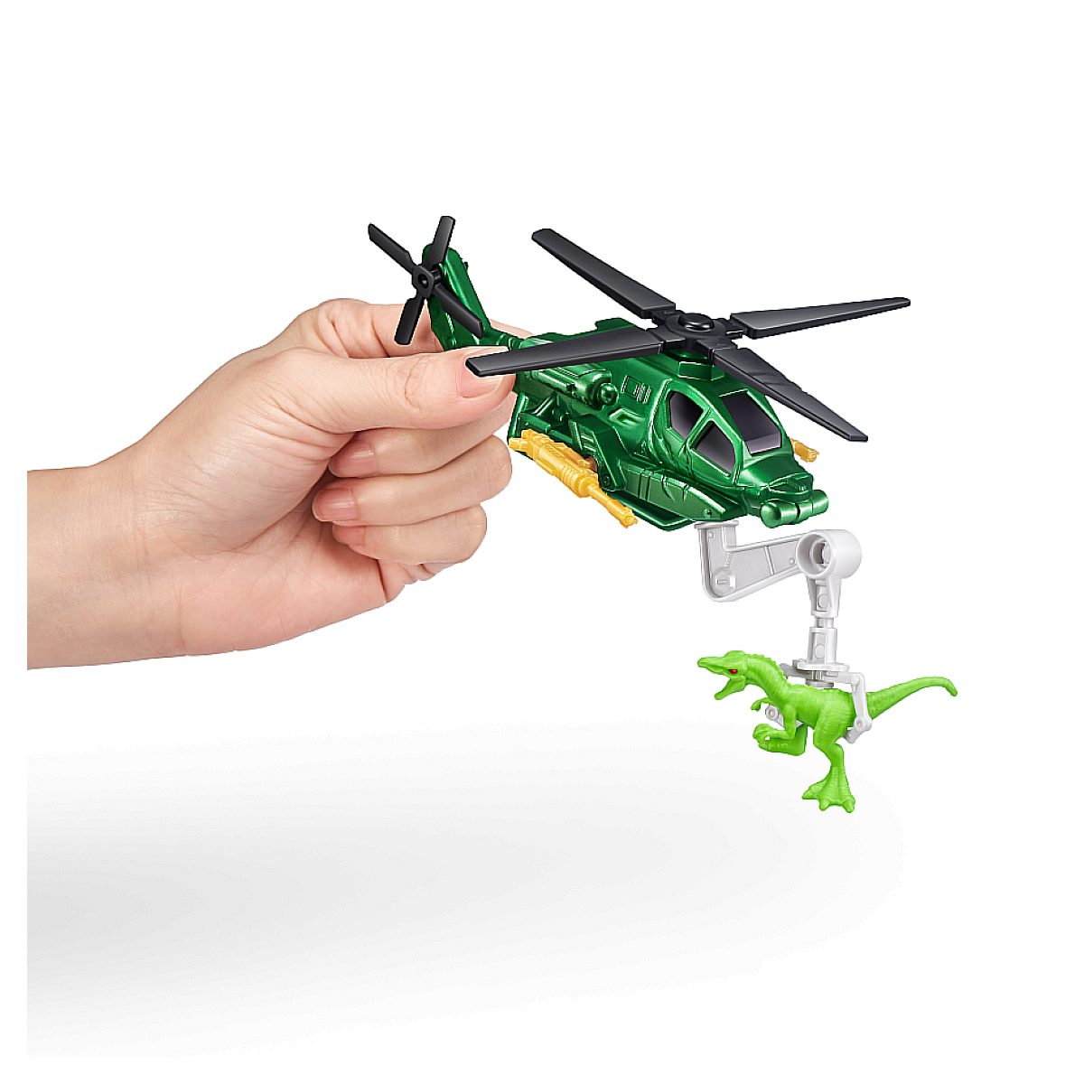 Una mano sostiene un helicóptero de juguete verde que transporta un pequeño dinosaurio verde.