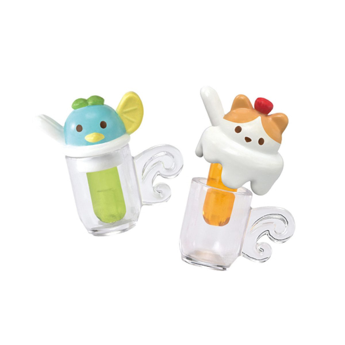 Dos tazas pequeñas transparentes con tapas de figuras de animales coloridas sobre fondo blanco.