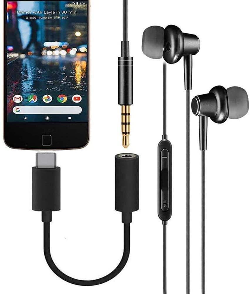 Tip-C adaptörüne takılı 3,5 mm jaklı siyah kulaklık.