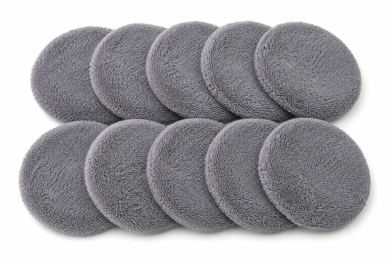 Beyaz arka planda iki sıra halinde düzenlenmiş on adet yuvarlak, gri mikrofiber temizlik pedi.