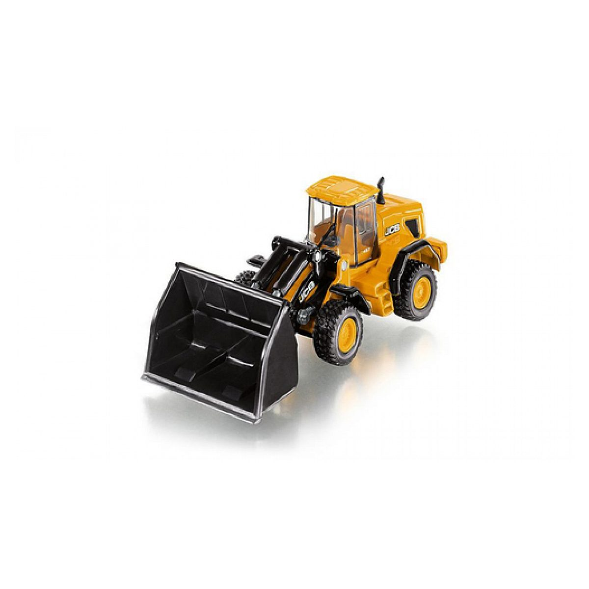 Ein gelber JCB-Radlader mit schwarzer Frontschaufel auf weißem Hintergrund.