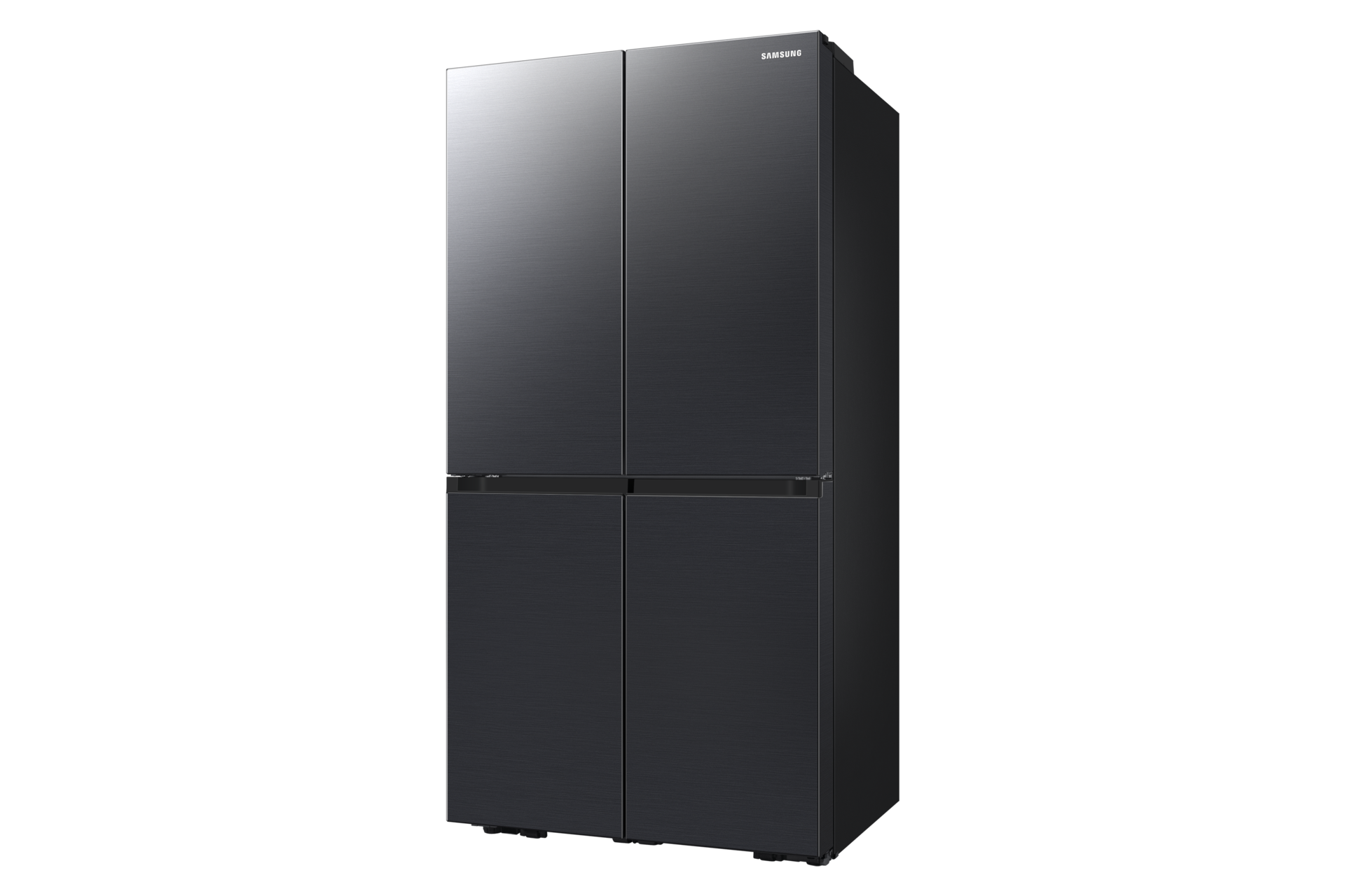 Ein schwarzer viertüriger Samsung Kühlschrank vor schwarzem Hintergrund mit eleganter Metalloberfläche.