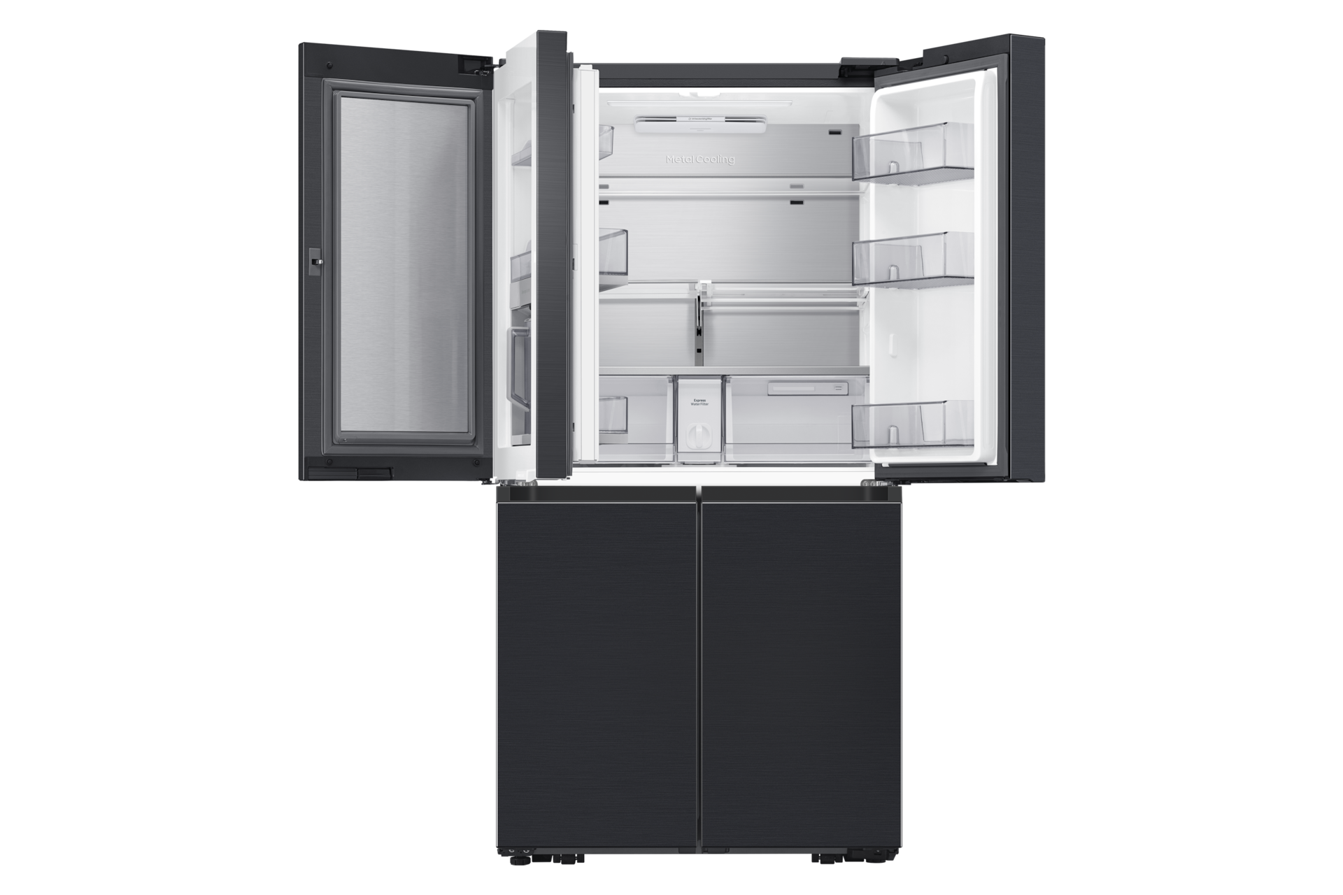 Ein schwarzer Viertür-Kühlschrank mit geöffneten Türen zeigt leere, metallgekühlte Regale und klare Türfächer.