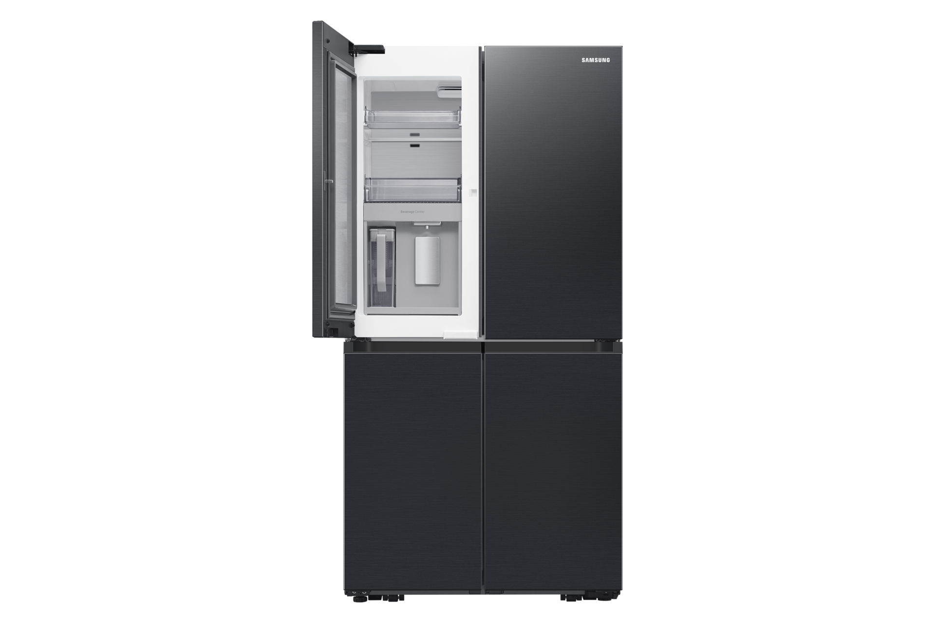 Ein schwarzer viertüriger Samsung-Kühlschrank mit geöffneter oberer linker Tür, die das Innere und einen Wasserspender zeigt.