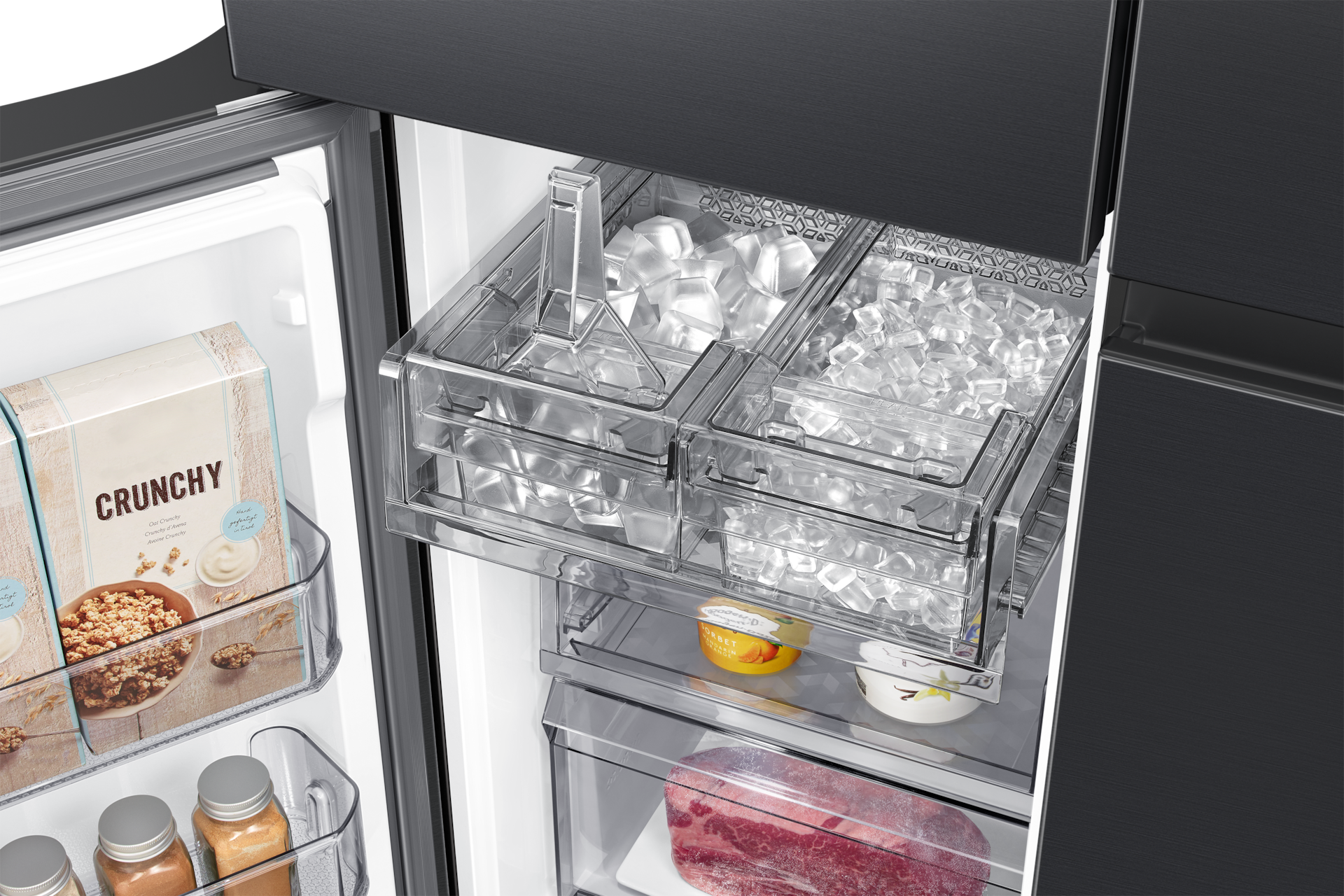 Ein offener schwarzer Kühlschrank zeigt klare Eismaschinenschubladen mit Eiswürfeln und Lebensmitteln darunter.