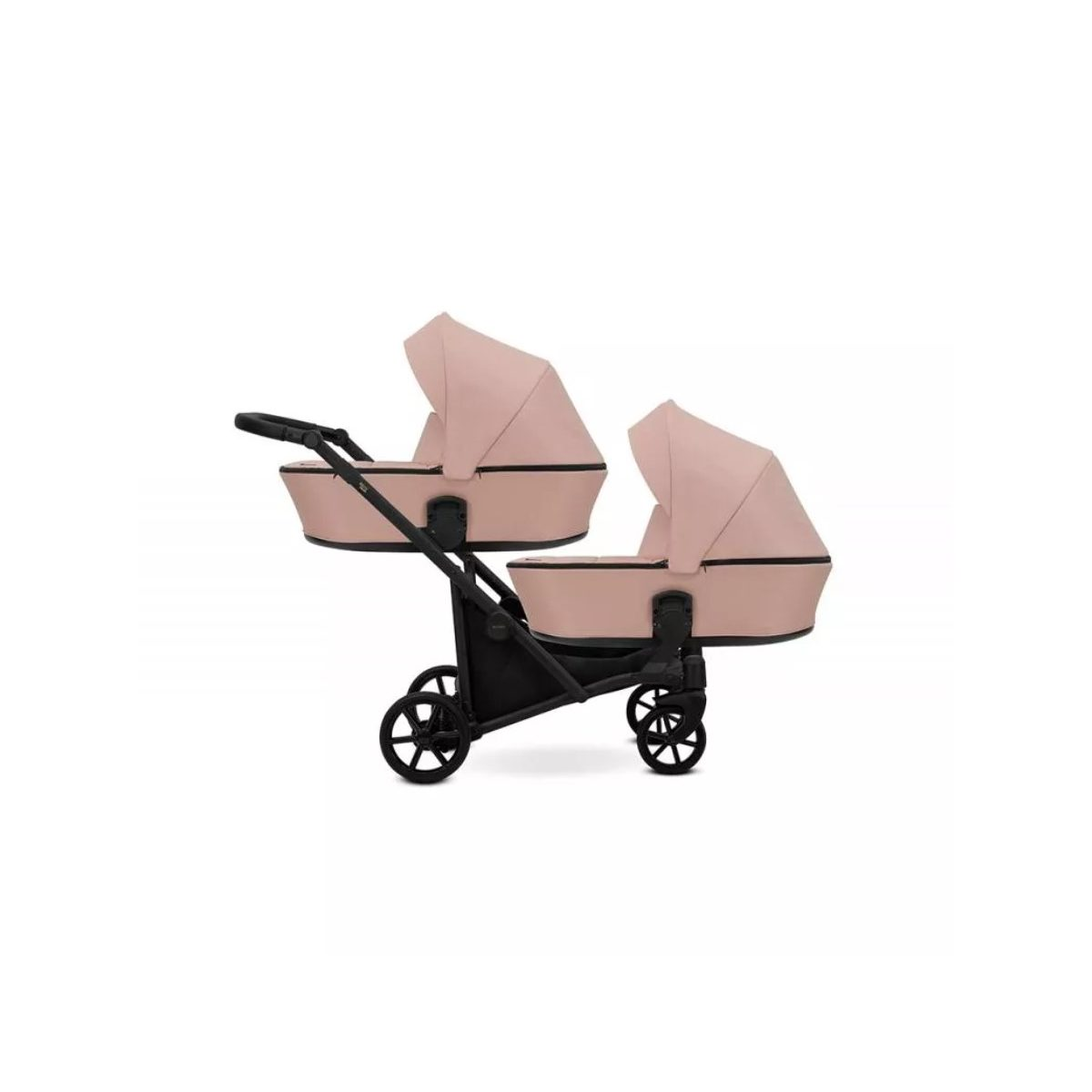 Ein schwarzer Geschwisterwagen mit zwei rosa Babywannen hintereinander auf weißem Hintergrund.