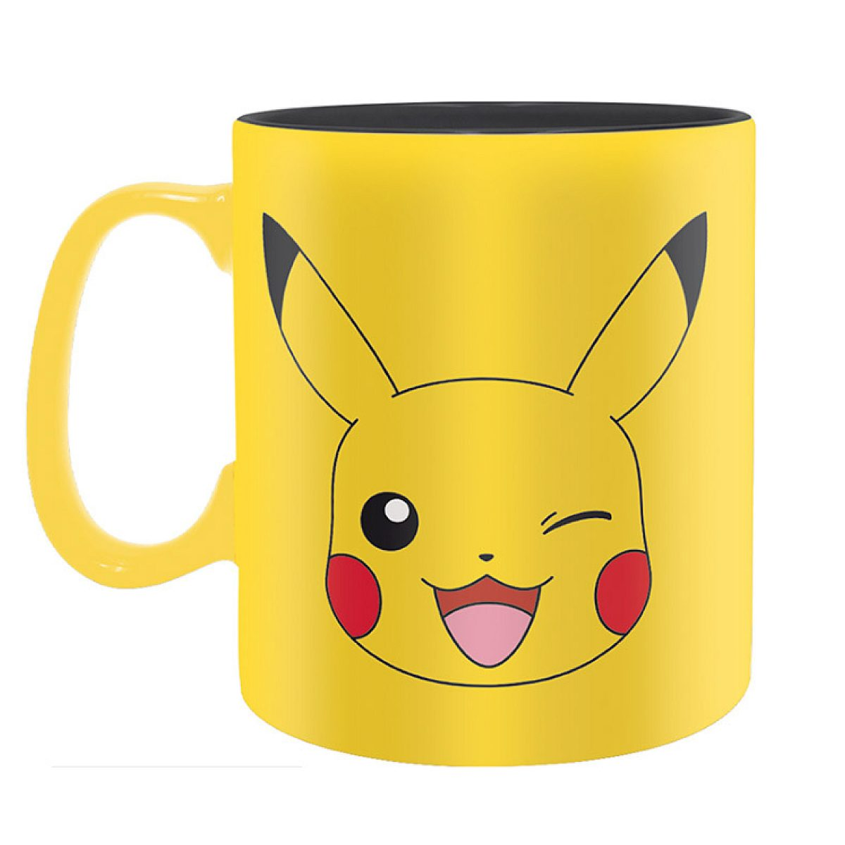 Gelbe Tasse mit einem lachenden Pikachu-Gesicht, schwarzen Ohrenspitzen und roten Backen.