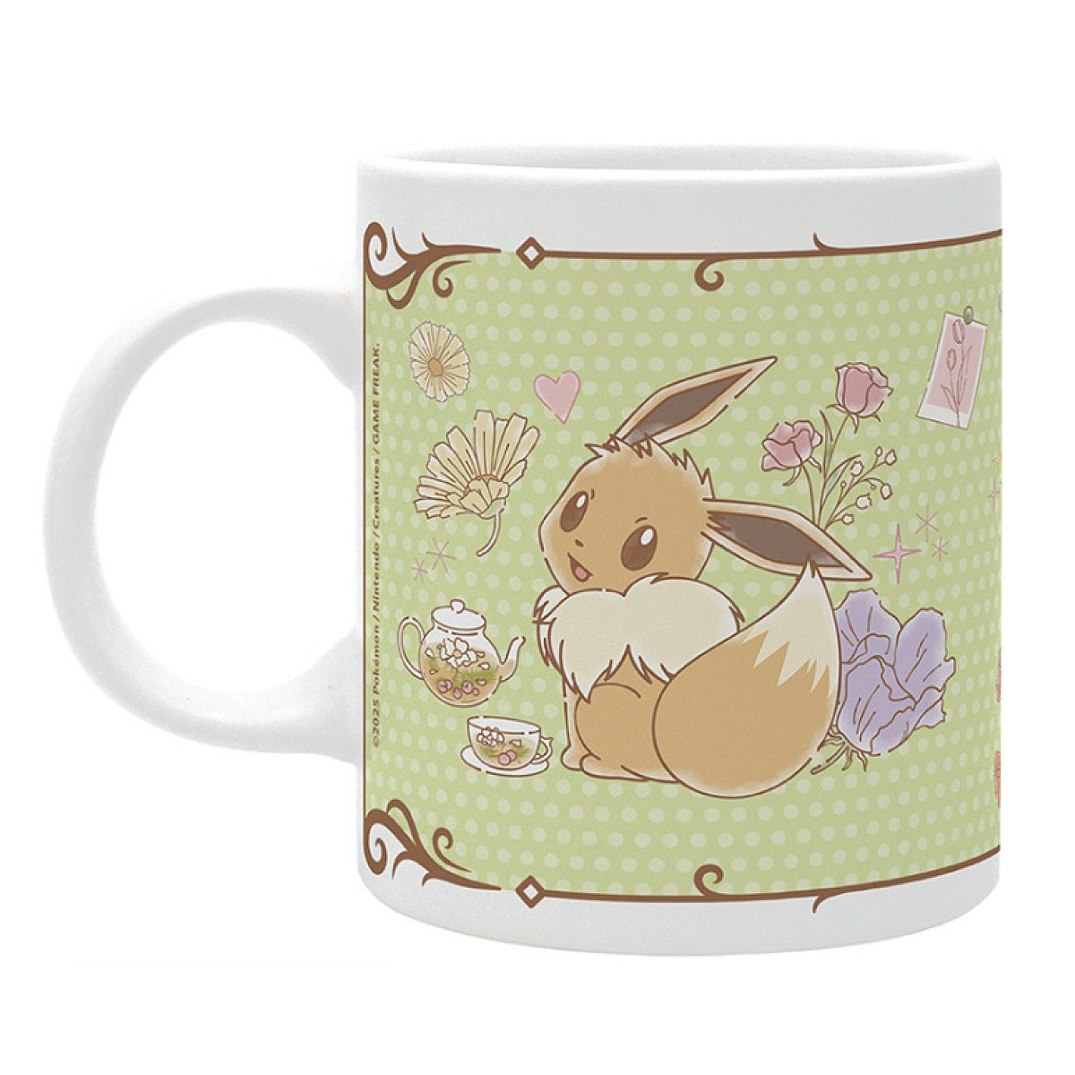 Una taza blanca con Eevee, tetera, taza y flores sobre fondo verde de lunares.