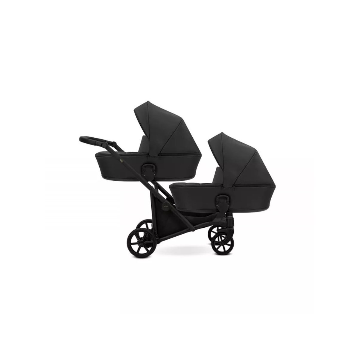 Ein moderner, schwarzer Doppel-Kinderwagen mit zwei Bassinetten in Tandemanordnung vor weißem Hintergrund.