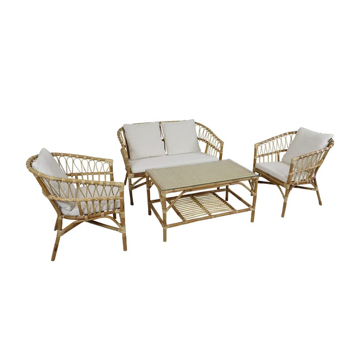 Ein Rattan-Gartenmöbelset mit einem Sofa, zwei Sesseln und einem Tisch mit Glasplatte und hellen Kissen auf weißem Grund.