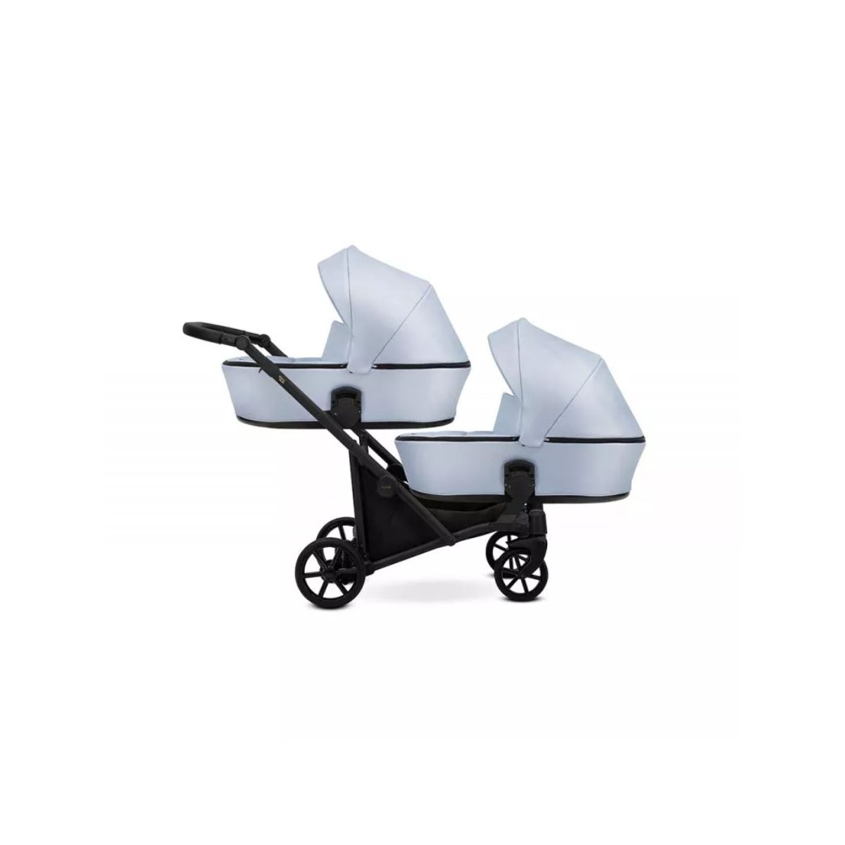 Ein blauer Tandem-Kinderwagen mit schwarzem Gestell auf weißem Hintergrund.