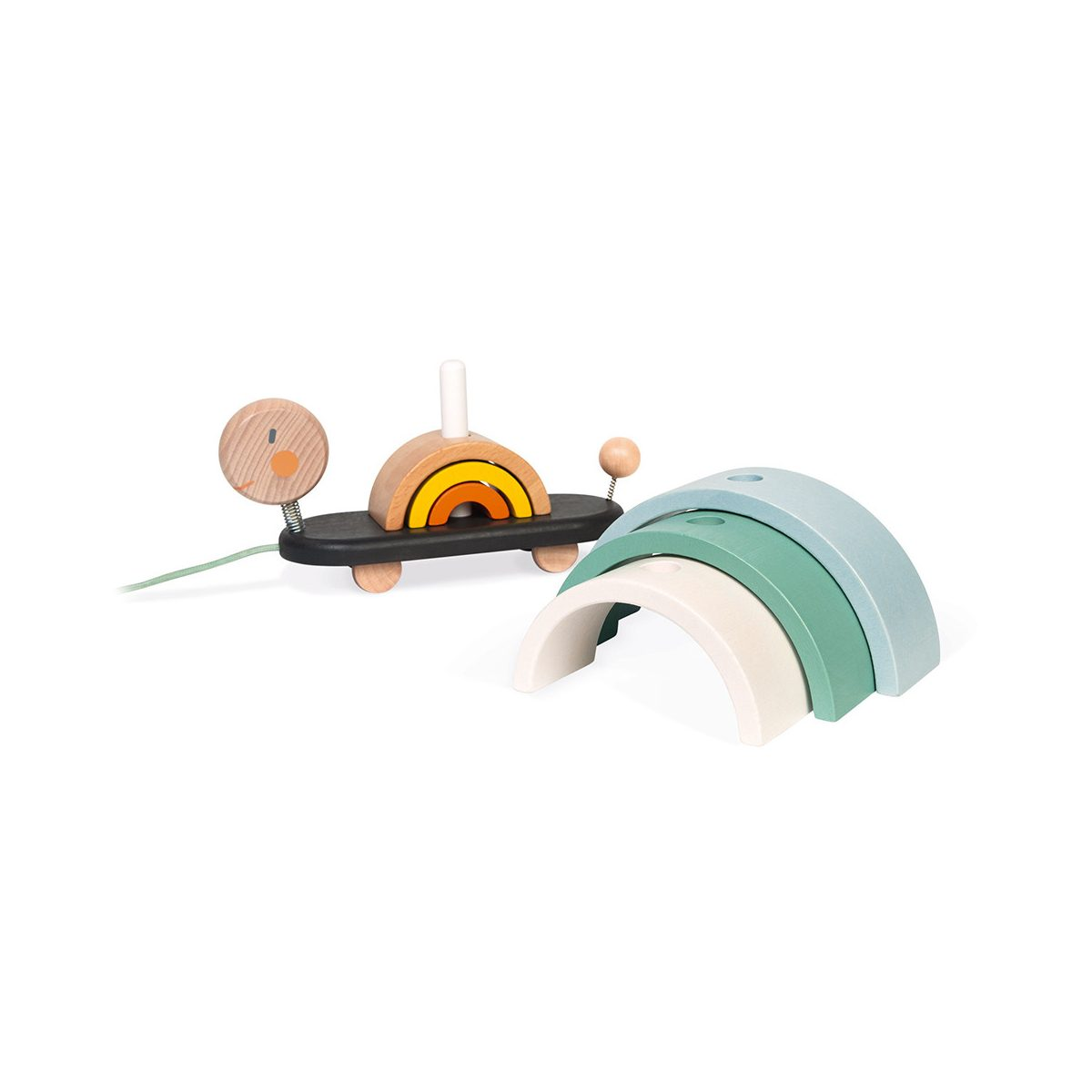 Ein hölzernes Zugsspielzeug in Form einer Schnecke mit Regenbogenstücken auf einer weißen Oberfläche.