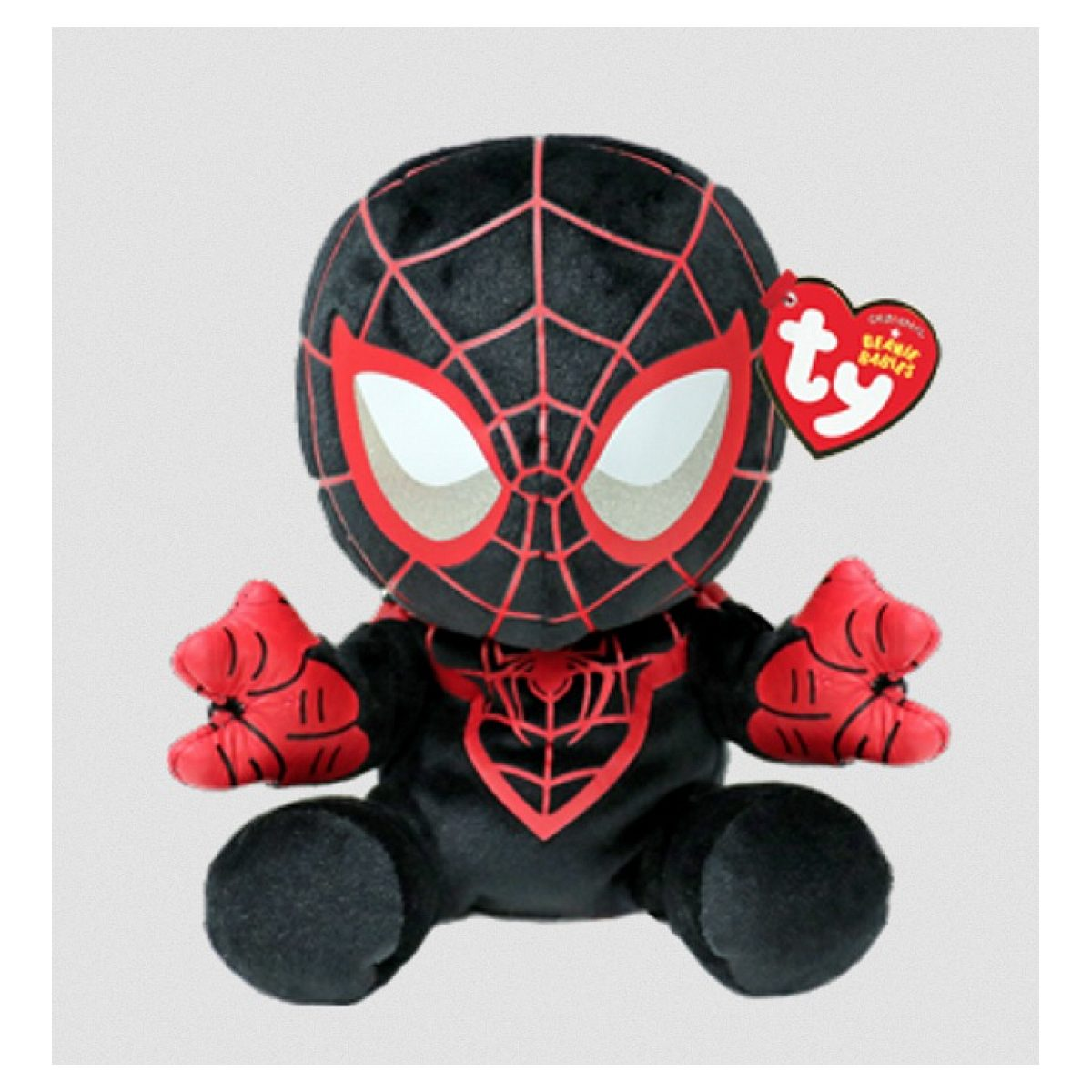 Ein Plüschtier von Miles Morales Spider-Man mit einem roten herzförmigen Ty-Etikett vor hellgrauem Hintergrund.