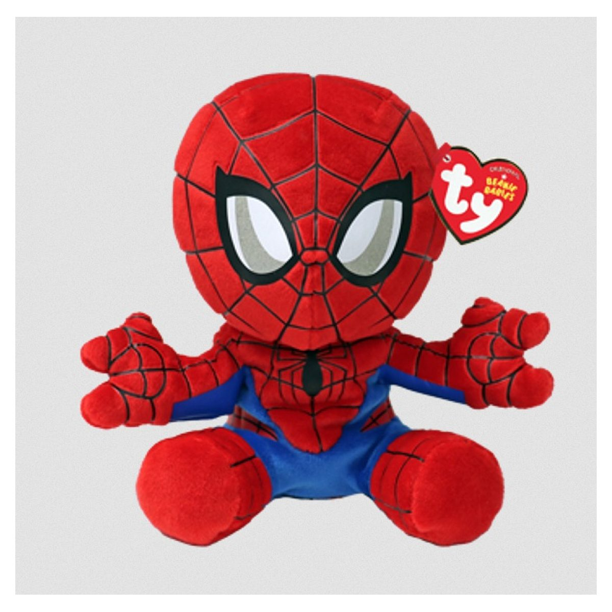 Ein Plüsch-Spider-Man mit rotem Kostüm, blauer Hose und einem roten Herz-Etikett sitzt auf einem grauen Hintergrund.