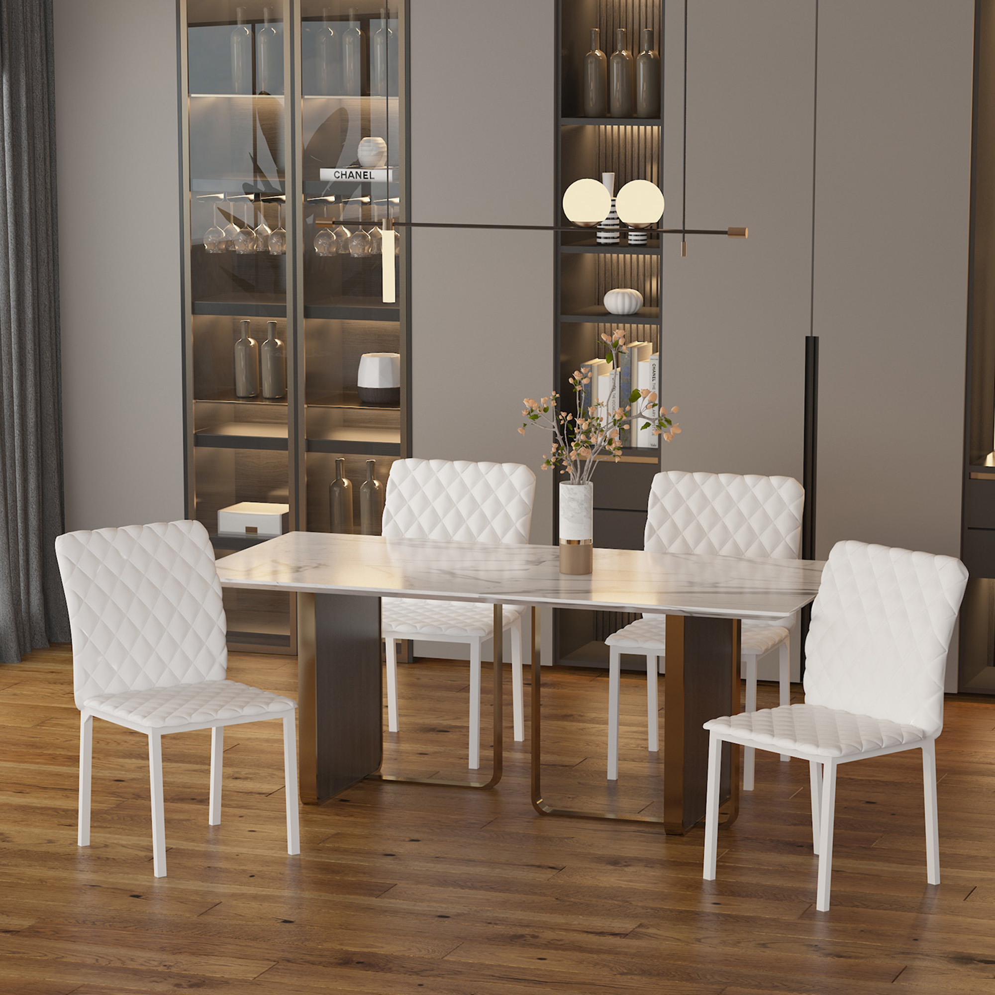 Sala da pranzo moderna con tavolo in marmo e quattro sedie bianche trapuntate in una stanza con vetrinetta e pavimento.