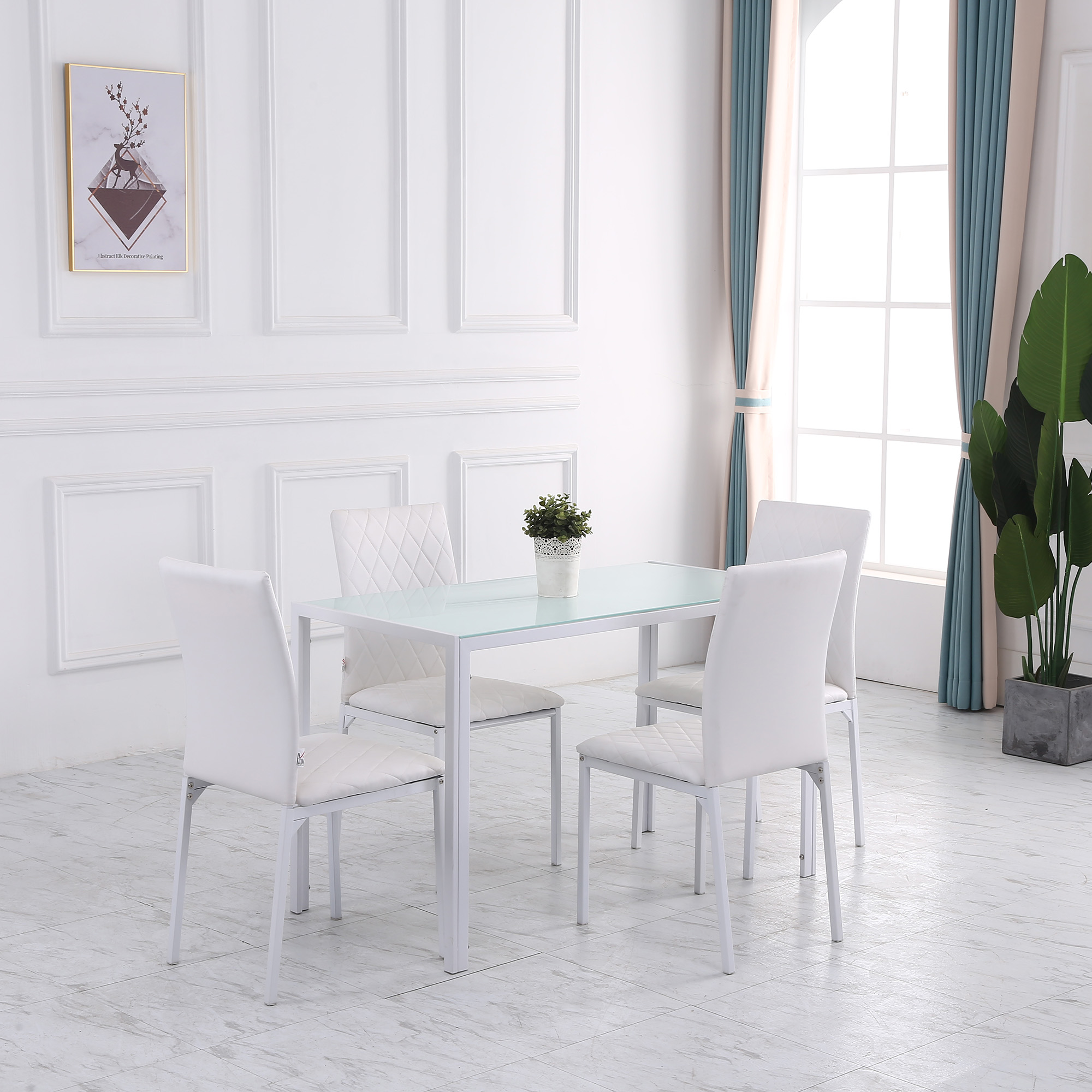 Set da pranzo moderno con tavolo in vetro e quattro sedie bianche in stanza luminosa con pianta.