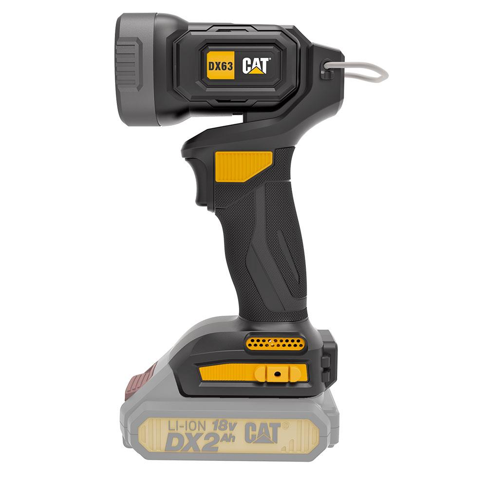 Beyaz arka planda 18V Li-Ion bataryalı siyah ve sarı renkli Cat DX63 akülü çalışma lambası.