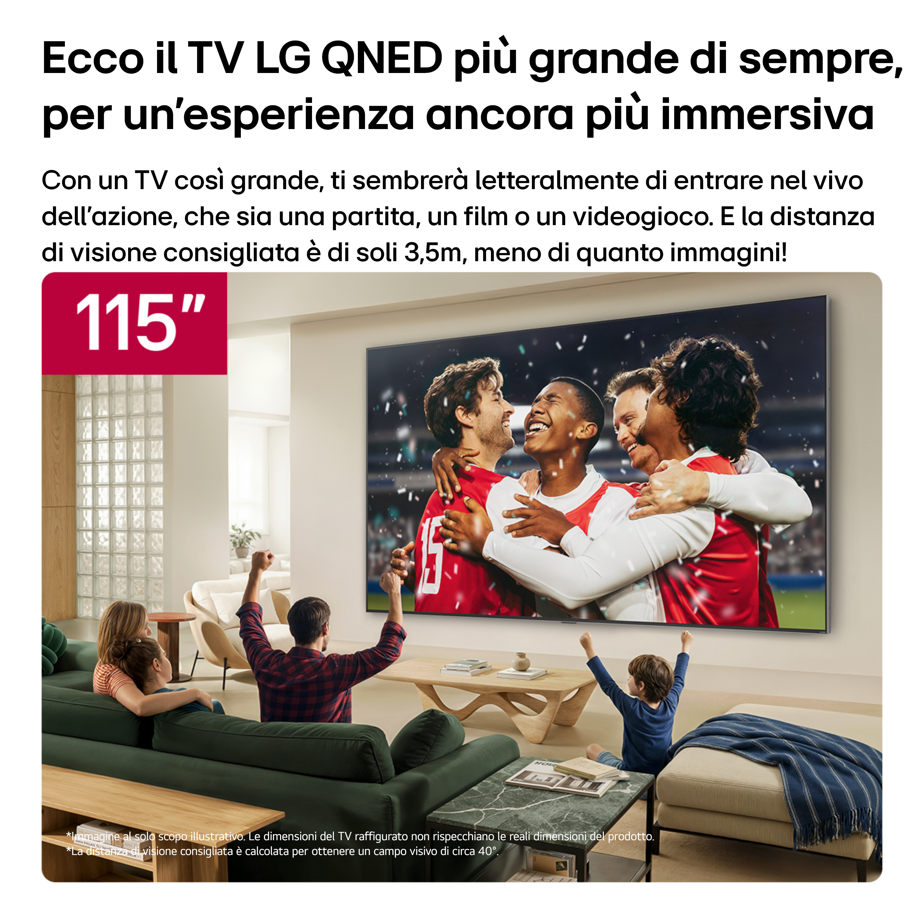 Una famiglia guarda un grande TV LG QNED in salotto, festeggiando mentre calciatori esultano.