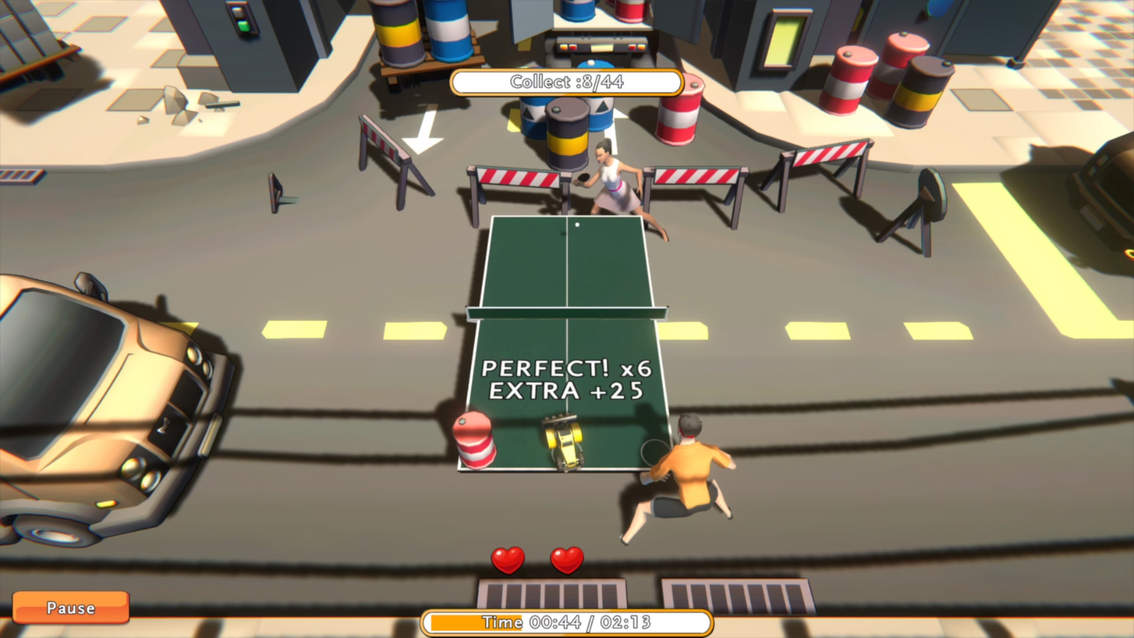 Zwei Personen spielen Tischtennis auf einer Straße zwischen Autos und Fässern, mit Spielpunkten und Timer.