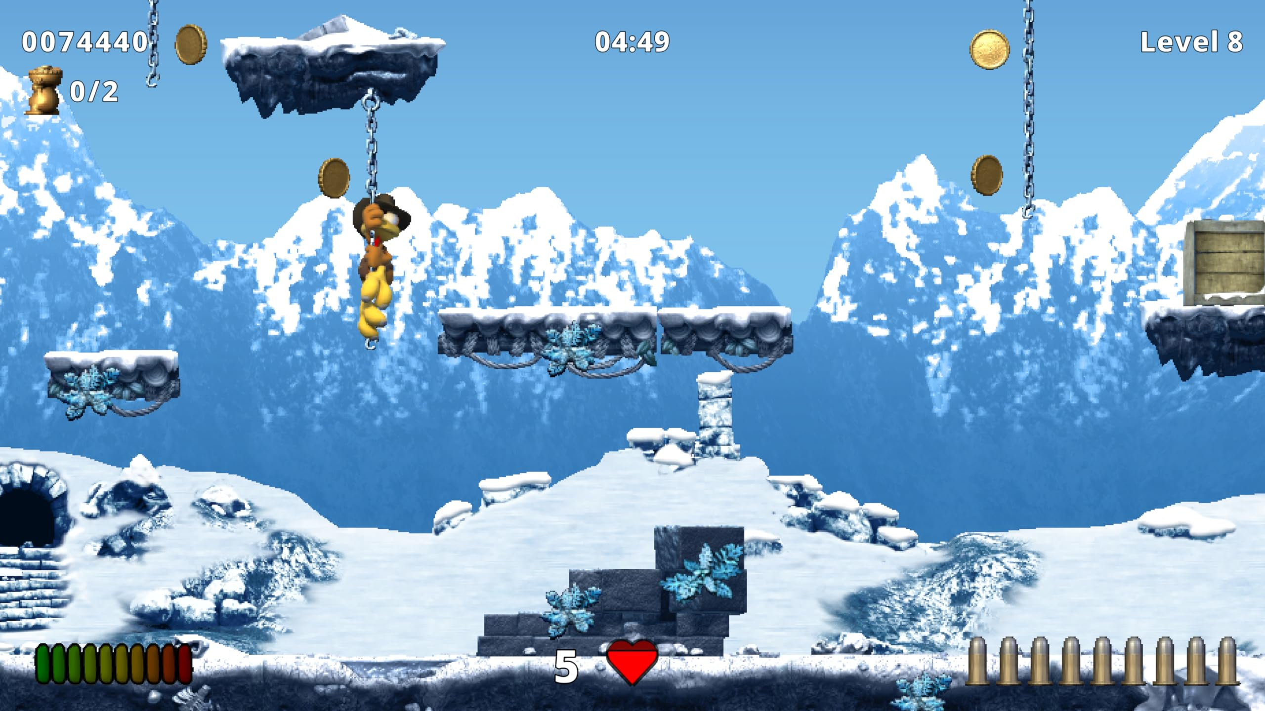 Ein Videospiel-Charakter in einem Hut hängt an einer Kette in einer verschneiten Berglandschaft.