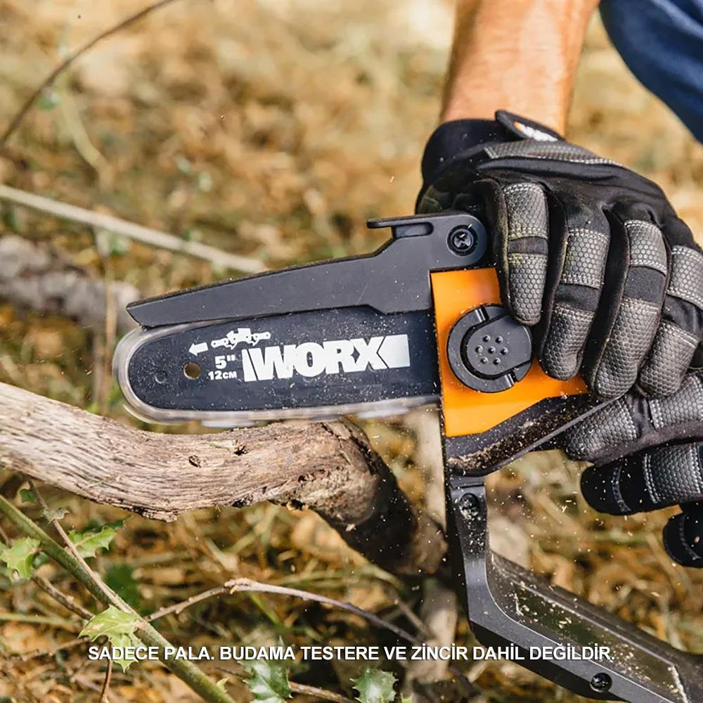 Eldivenli bir el, dal kesen bir Worx zincirli testere tutuyor.