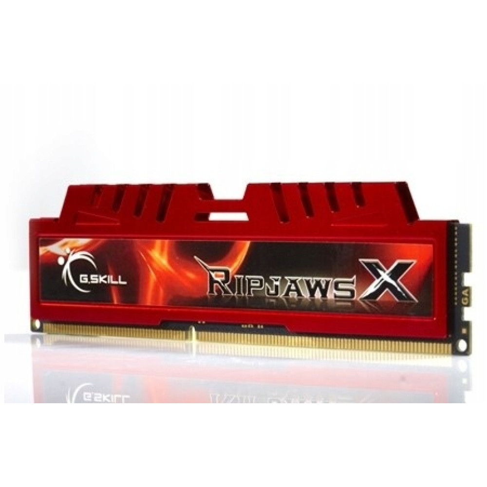 Roter G.SKILL Ripjaws X RAM-Speicherriegel auf weißem Hintergrund mit spiegelnder Unterlage.