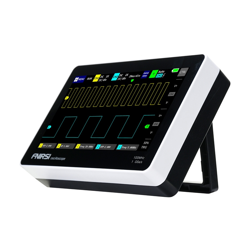Un oscilloscopio portatile con display digitale su supporto su sfondo bianco.