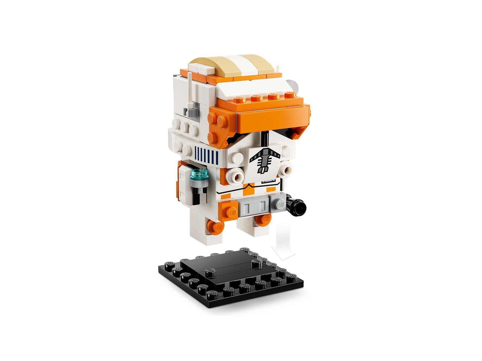 Eine Lego Star Wars Figur eines Klonkommandanten mit weißer und orangefarbener Rüstung über einer schwarzen Basis.