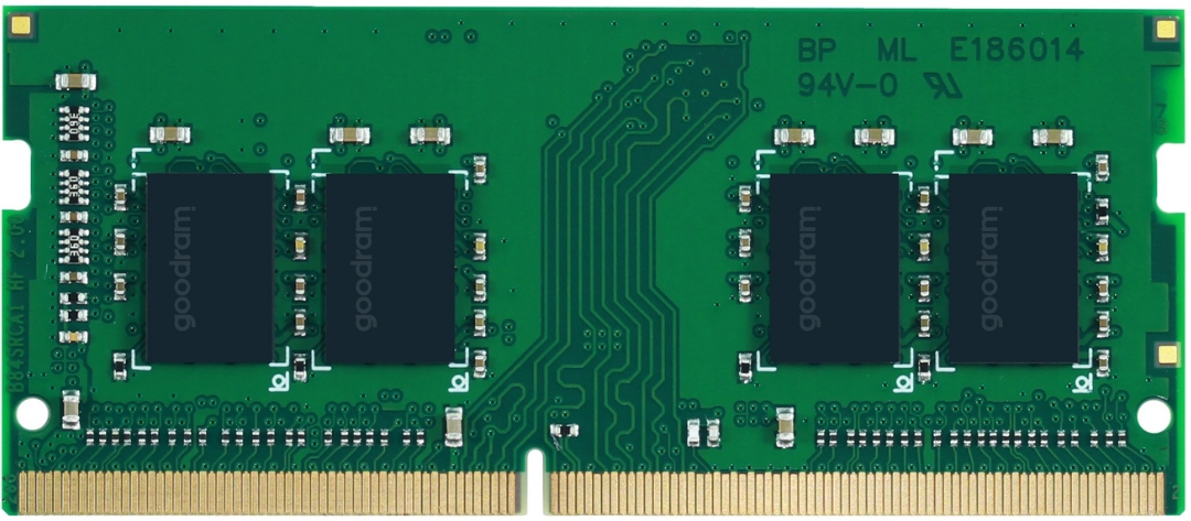 Grüne RAM-Speicherplatine mit vier schwarzen Speicherchips und goldenen Steckkontakten.