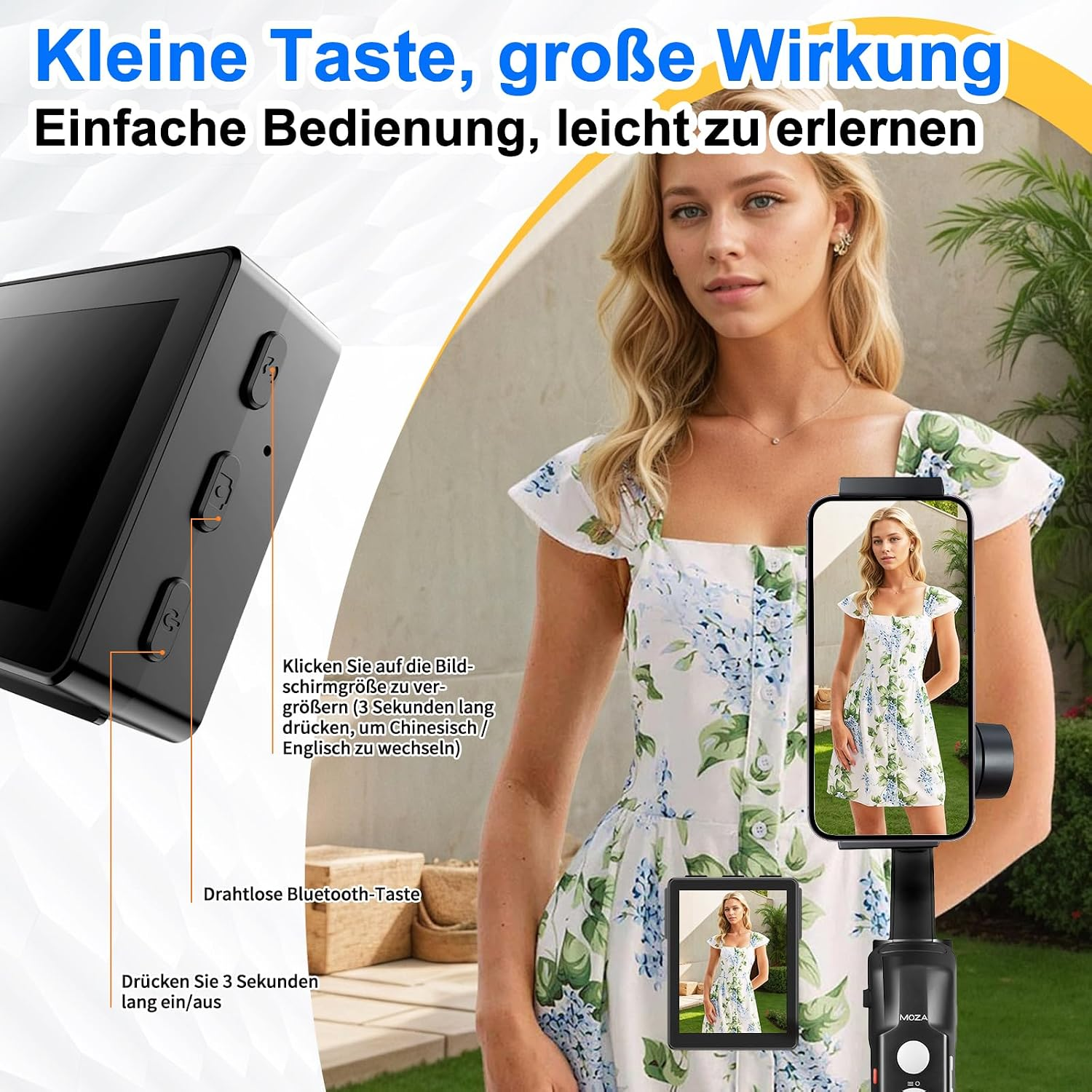 Eine blonde Frau in einem Blumenkleid und ein Moza-Gimbal mit Fernbedienung vor einer Wand.
