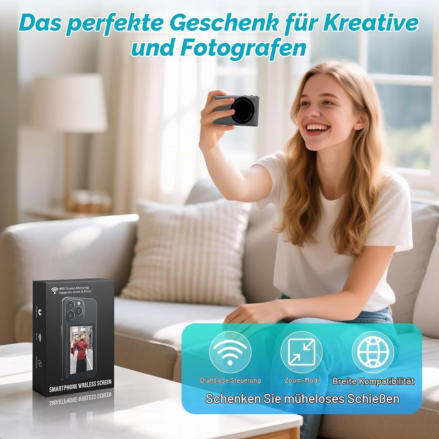 Eine lächelnde Frau nimmt ein Selfie mit einer kleinen Kamera auf einem Sofa in einem hellen Wohnzimmer auf.