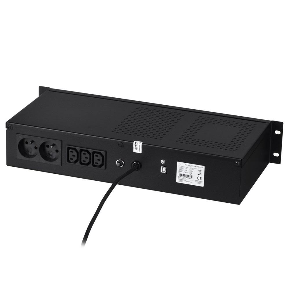 Schwarzes USV-Gerät mit mehreren Steckdosen, Lüftungsschlitzen und einem Netzkabel auf weißem Hintergrund.