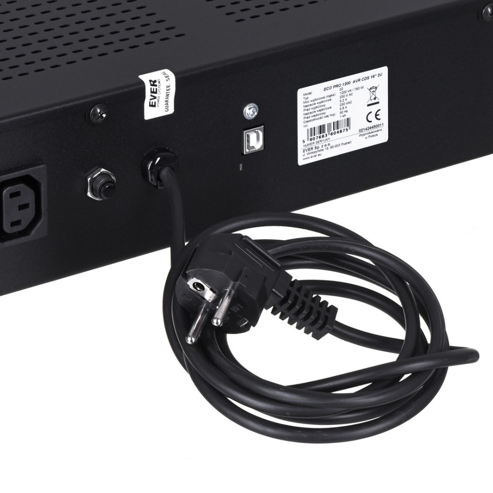 Rückansicht eines schwarzen USV-Geräts mit aufgerolltem Netzkabel, Stecker, Garantiesiegel und Typenschild.