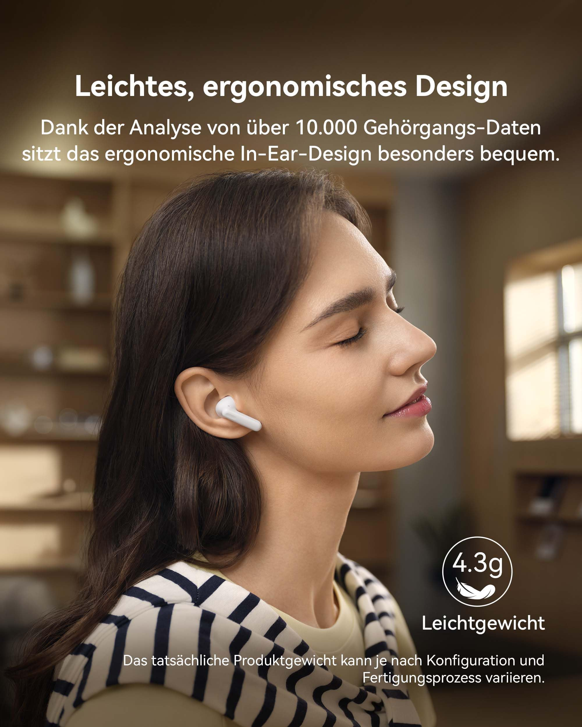 Una giovane donna con gli occhi chiusi indossa un auricolare bianco in una stanza luminosa.