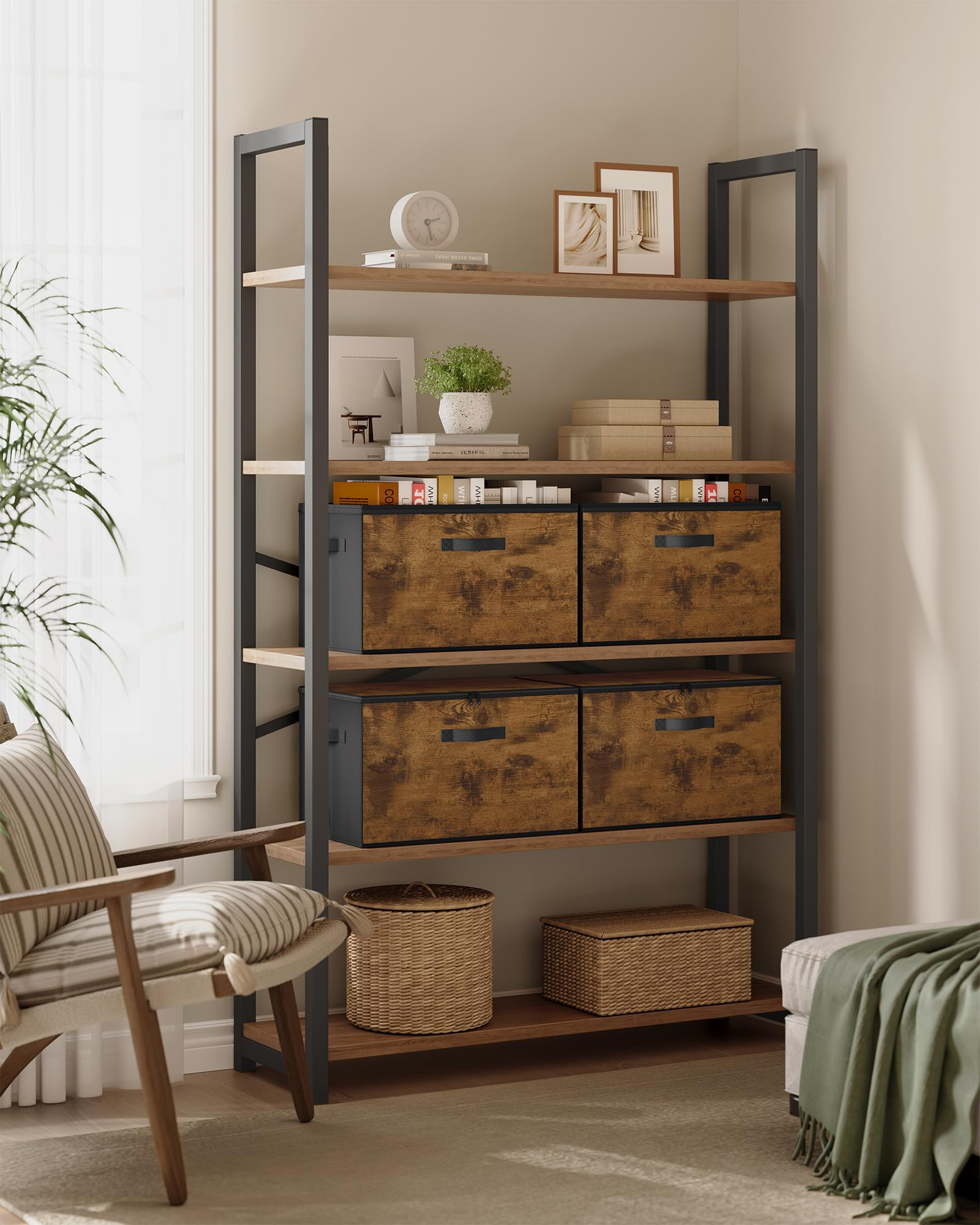 Uno scaffale in legno con struttura in metallo nero e scatole portaoggetti rustiche in una stanza luminosa.