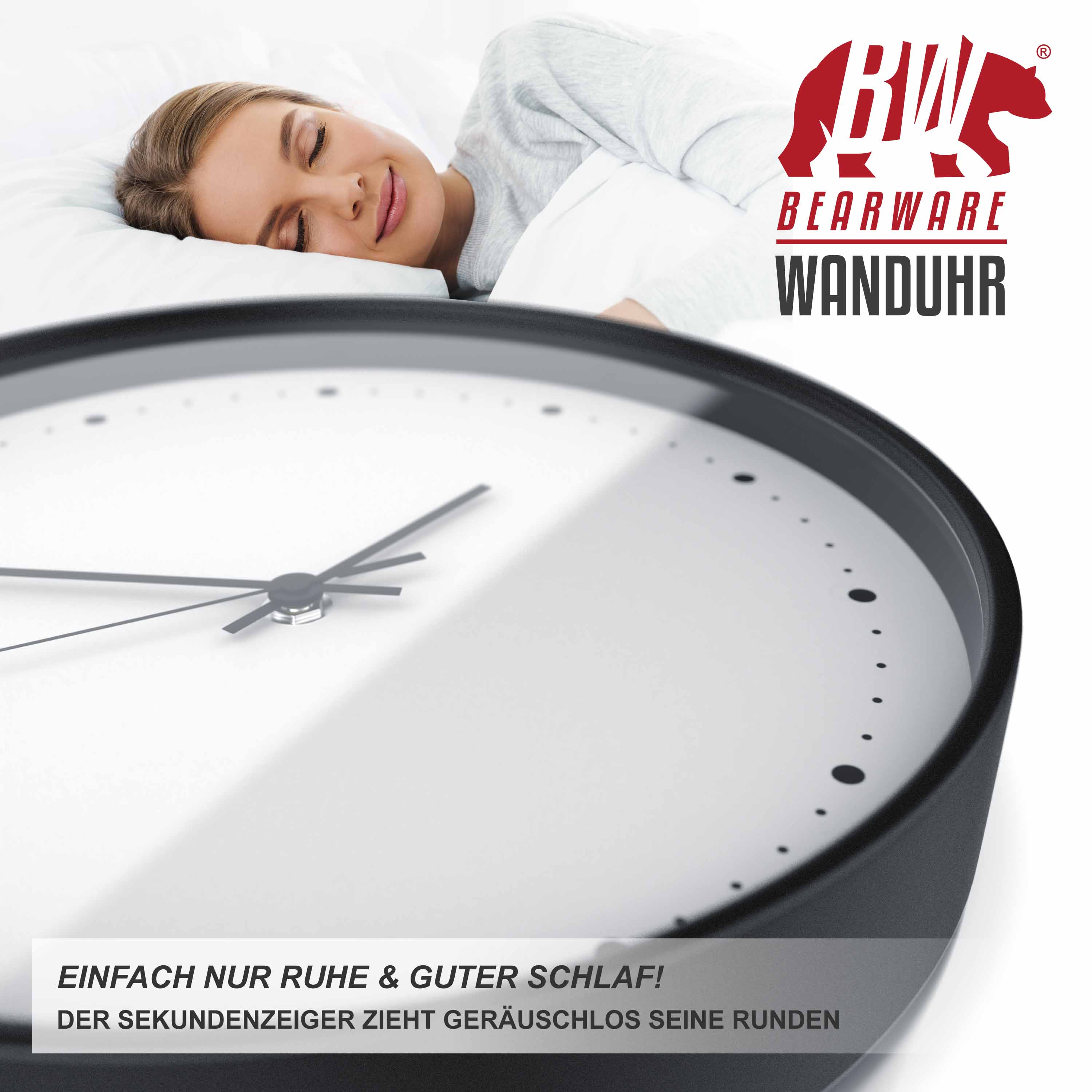 Eine Frau schläft friedlich im Bett, im Vordergrund ist eine leise Wanduhr zu sehen.
