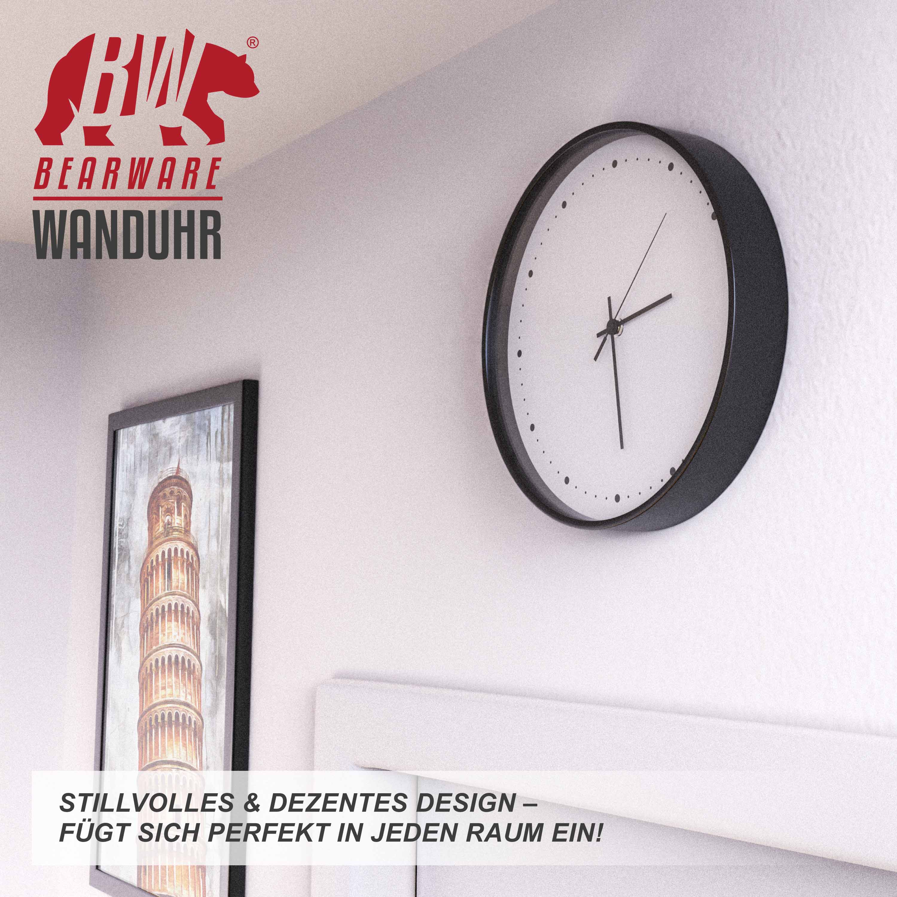 Eine schwarze Wanduhr mit weißem Zifferblatt und ein gerahmtes Bild des Schiefen Turms von Pisa hängen an einer Wand.