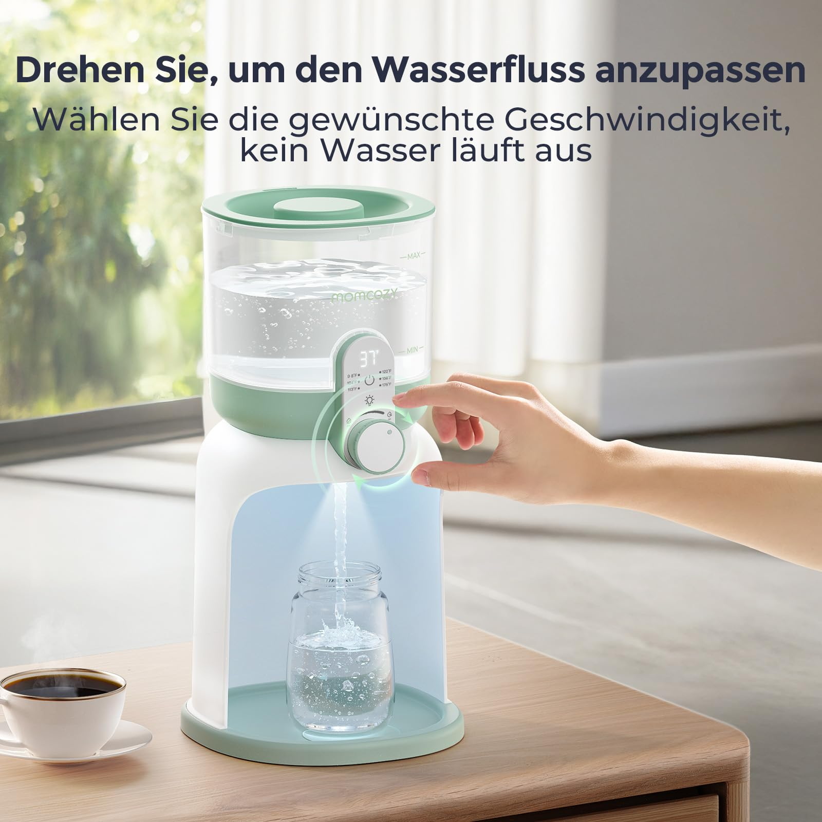 Una mano gira la manopola di un erogatore d'acqua verde e bianco che riempie un barattolo.