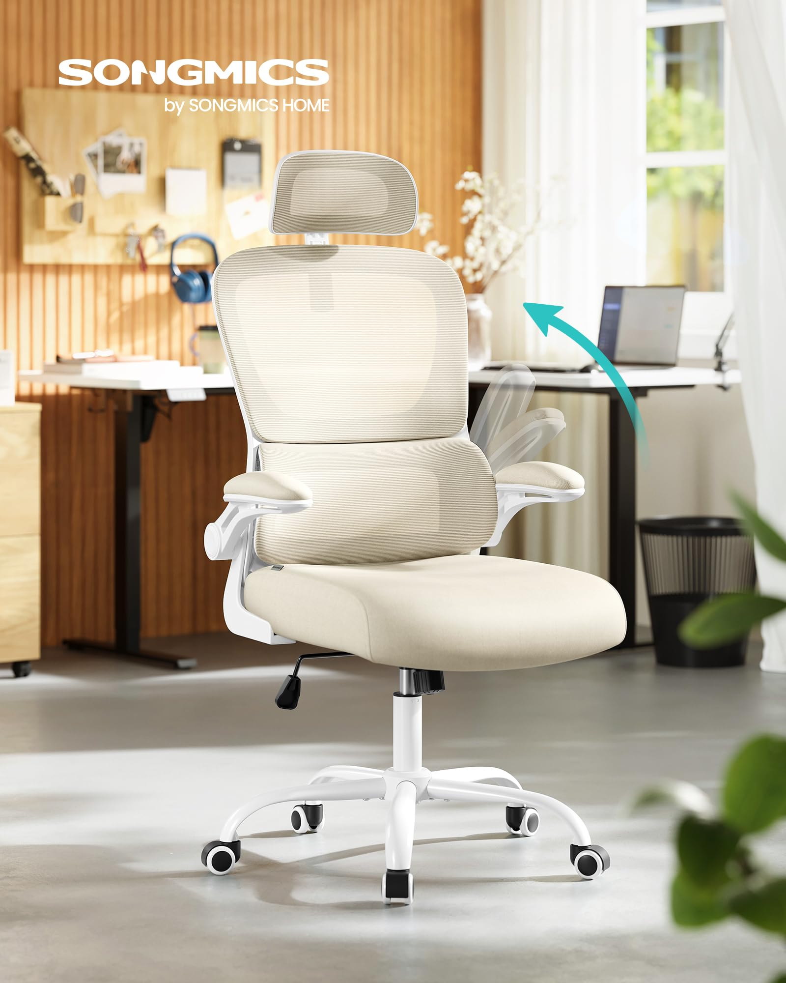 Chaise de bureau beige avec cadre blanc et accoudoirs réglables devant un bureau dans une pièce lumineuse.