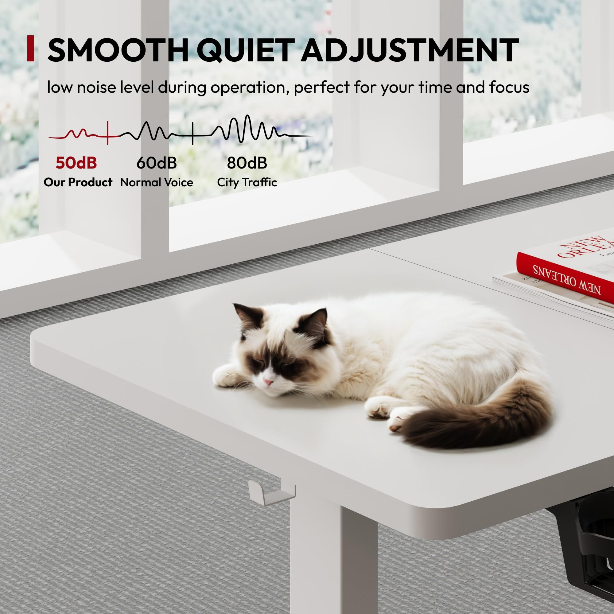 Un chat duveteux dort paisiblement sur un bureau blanc à côté d'un livre, avec un graphique de niveau sonore en arrière-plan.