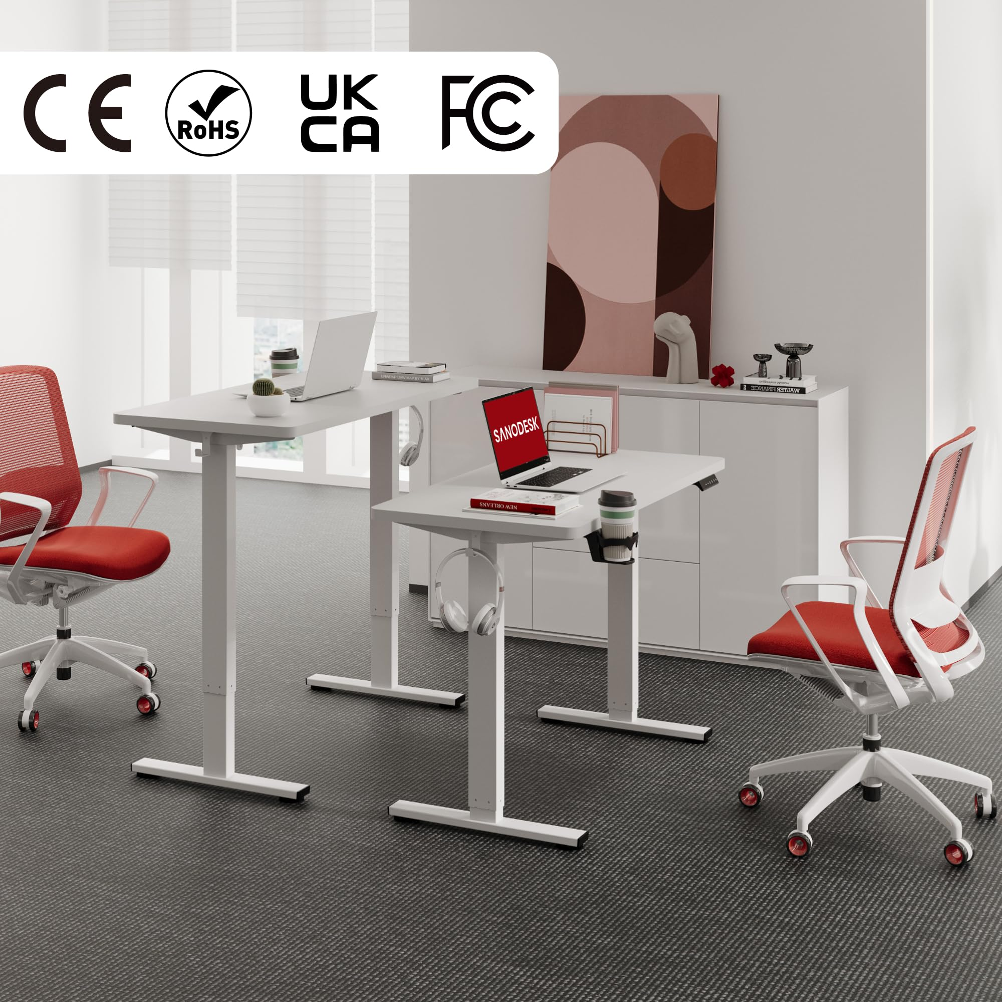 Bureaux assis-debout blancs modernes avec des chaises rouges dans un bureau lumineux.