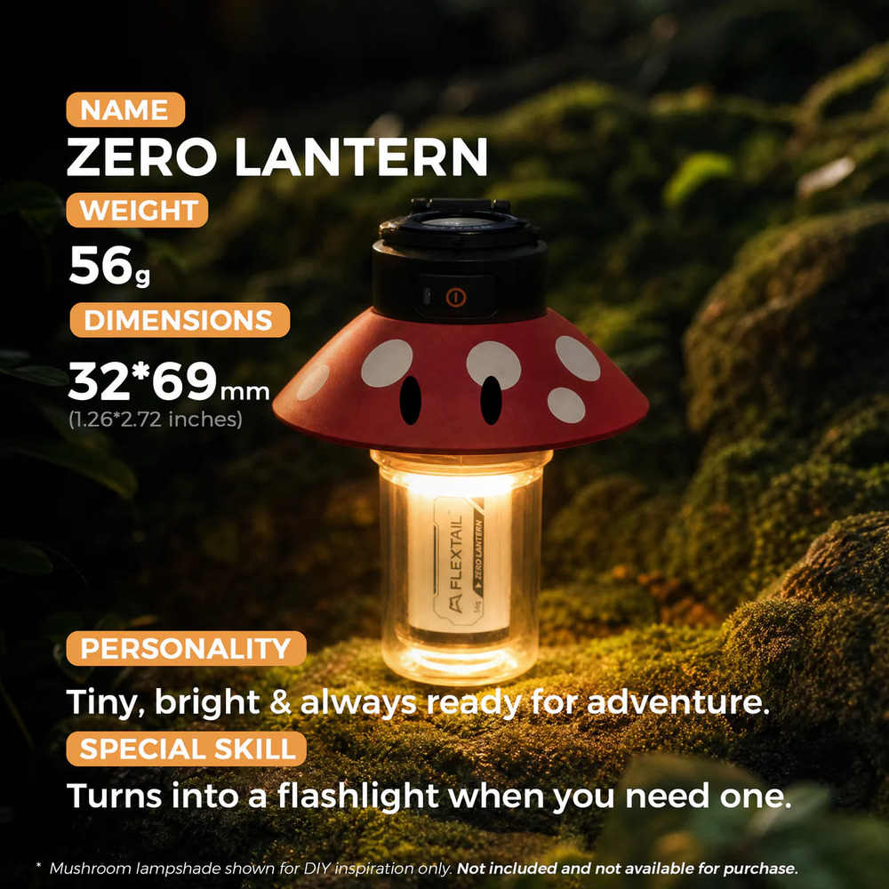 Eine kleine rote pilzförmige Zero Lantern liegt auf moosigem Boden und leuchtet hell.