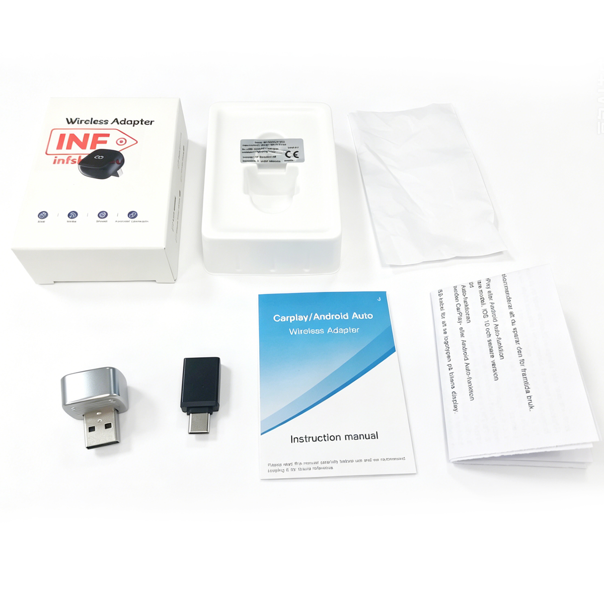 Drahtloser Auto-Adapter mit Verpackung, USB-Anschlüssen, Anleitung und Zubehör auf weißem Hintergrund.