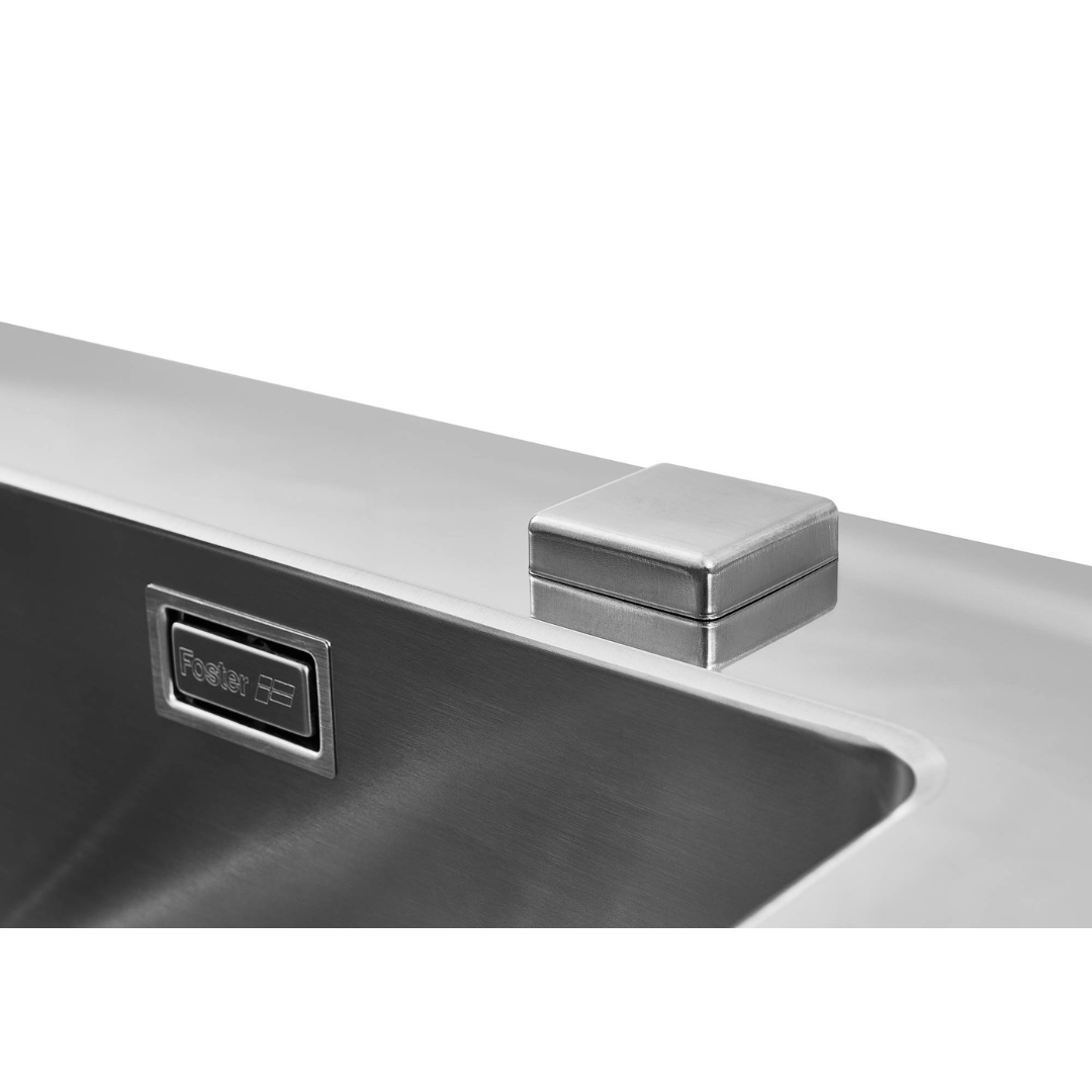 Lavello in acciaio inox con pulsante quadrato e piastra troppopieno marchiata su sfondo bianco.