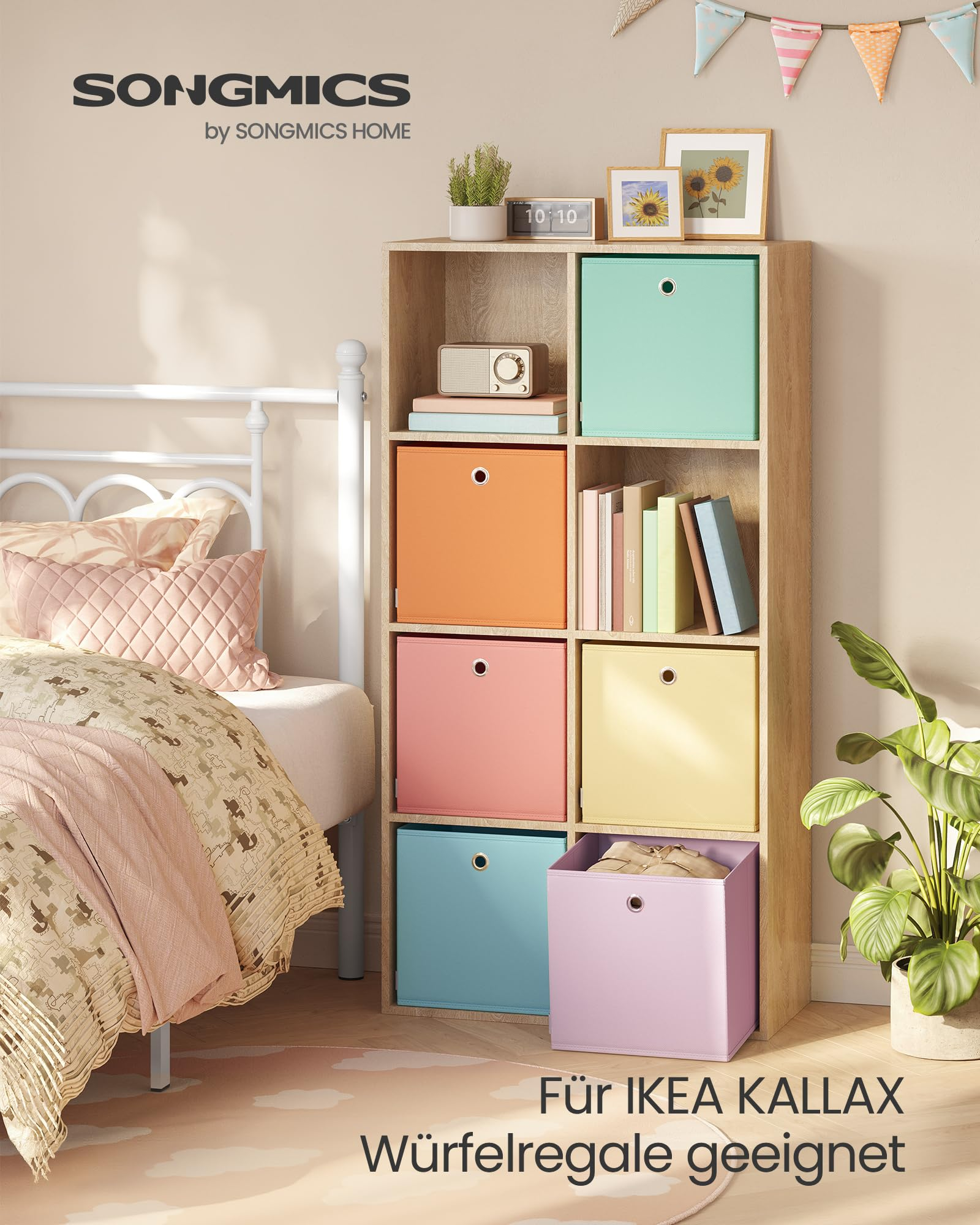 Étagère cube en bois avec des boîtes colorées à côté d'un lit, une plante et un décor.